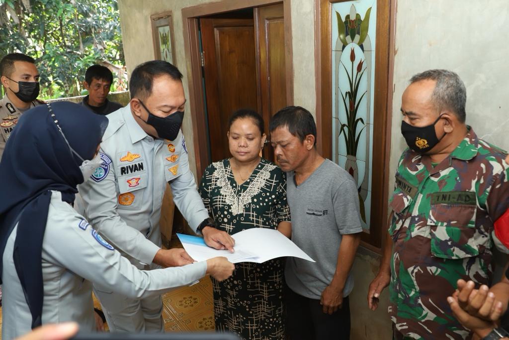 Jasa Raharja Beri Santunan Korban Kecelakaan Lalu Lintas di Karawang  