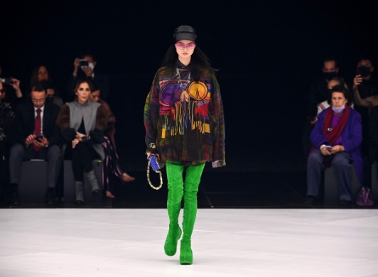 Salah satu busana Givenchy di koleksi musim semi/panas 2022.