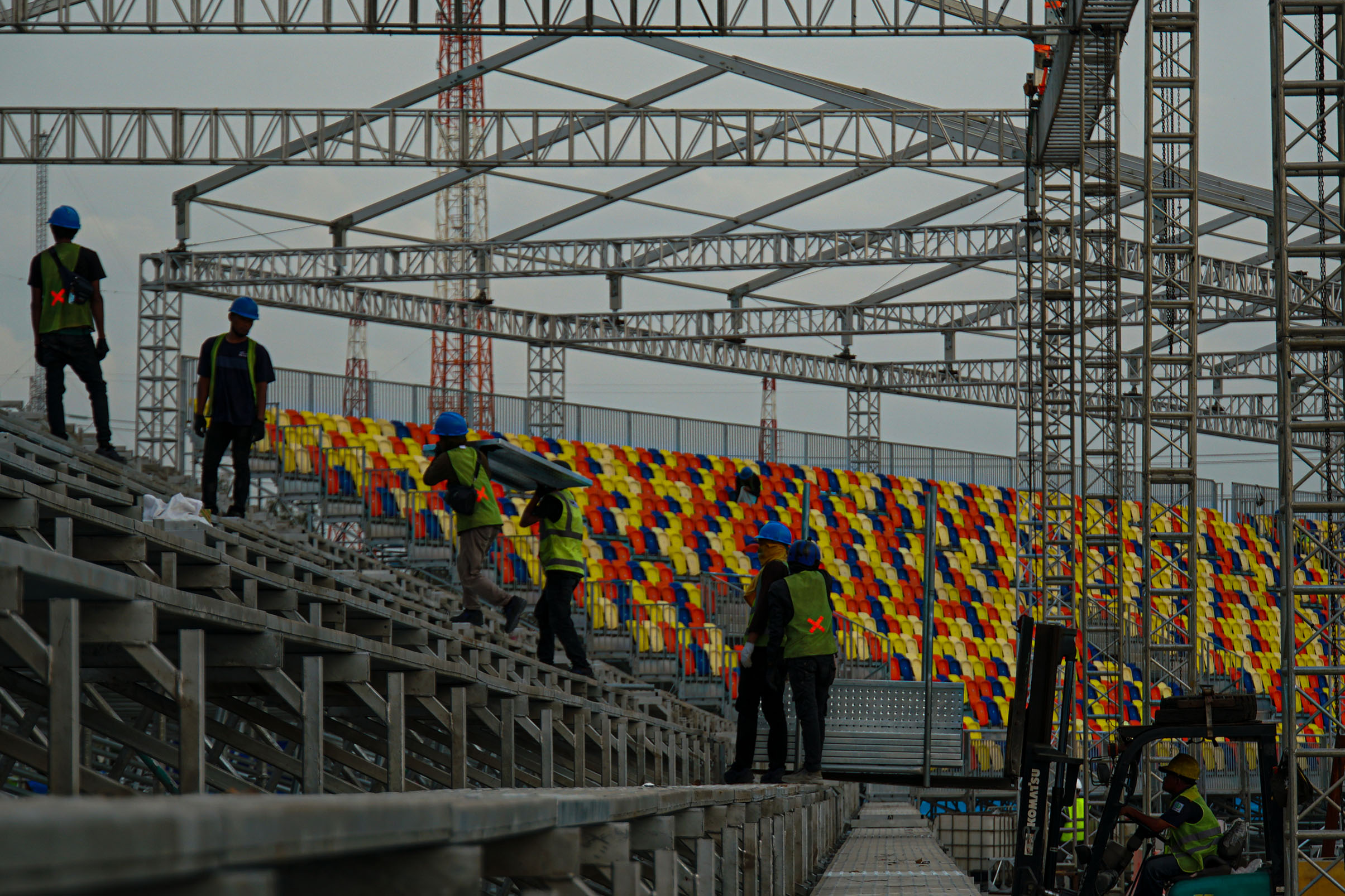 Pekerja menyelesaikan pembangunan infrastruktur Jakarta International E-Prix Circuit (JIEC) di kawasan Ancol, Jakarta.