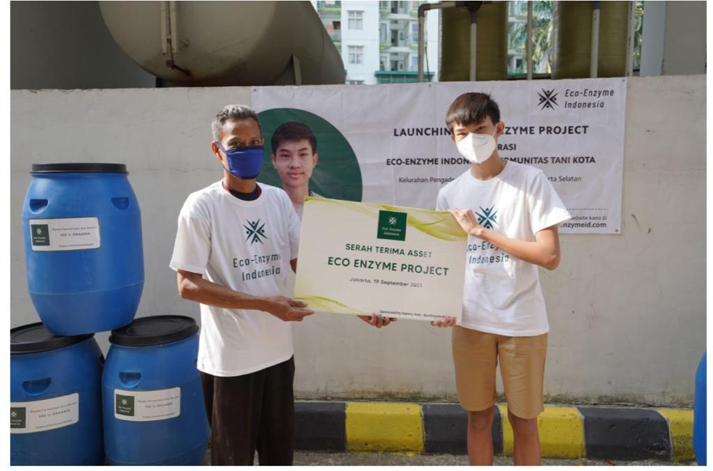Penyerahan cairan organik Ezo Enzyme kepada Komunitas Urban Farming di Rumah Susun Pengadegan, Jakarta. 