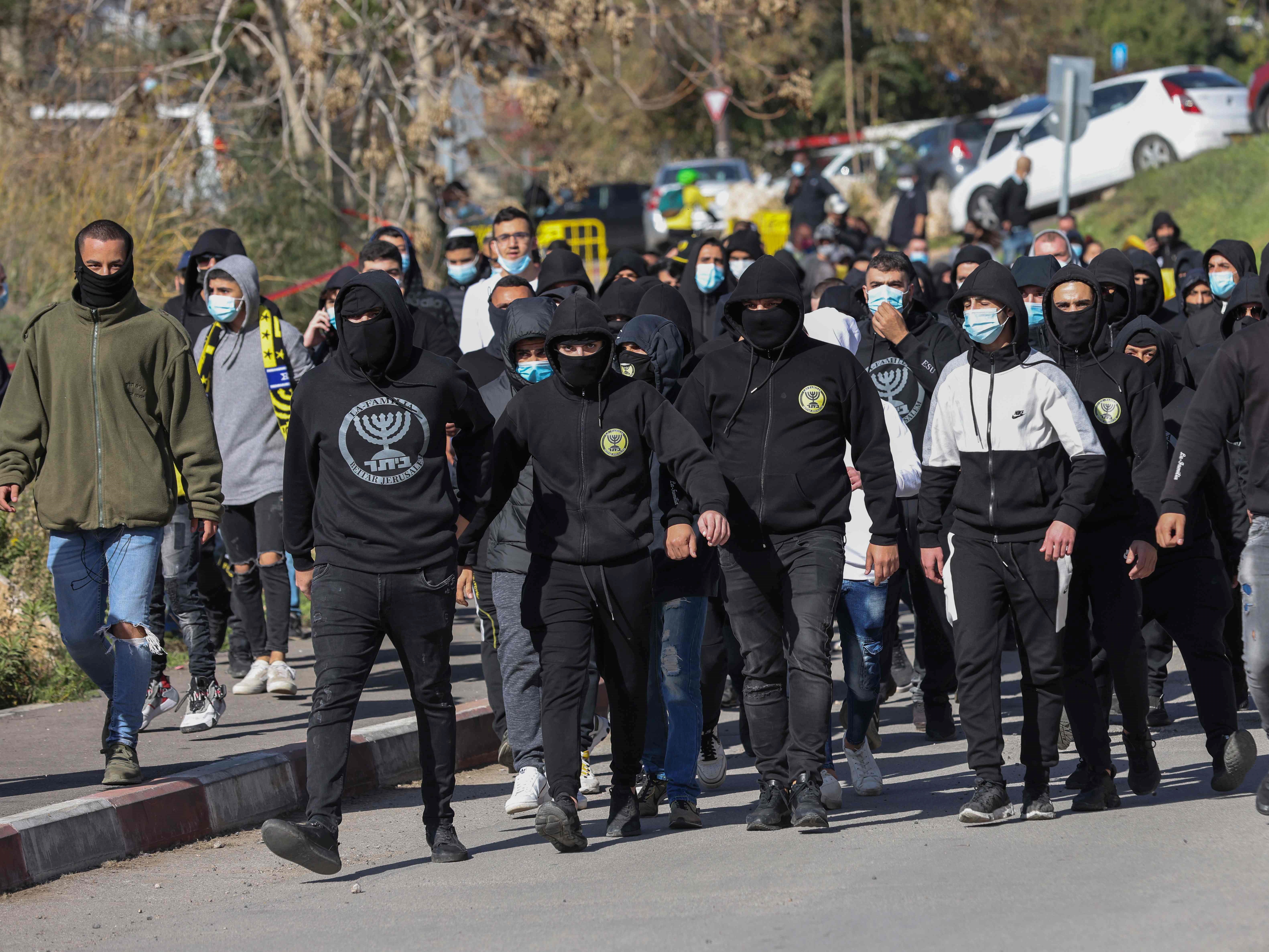 Anggota La Familia, kelompok penggemar sayap kanan klub sepak bola Beitar.