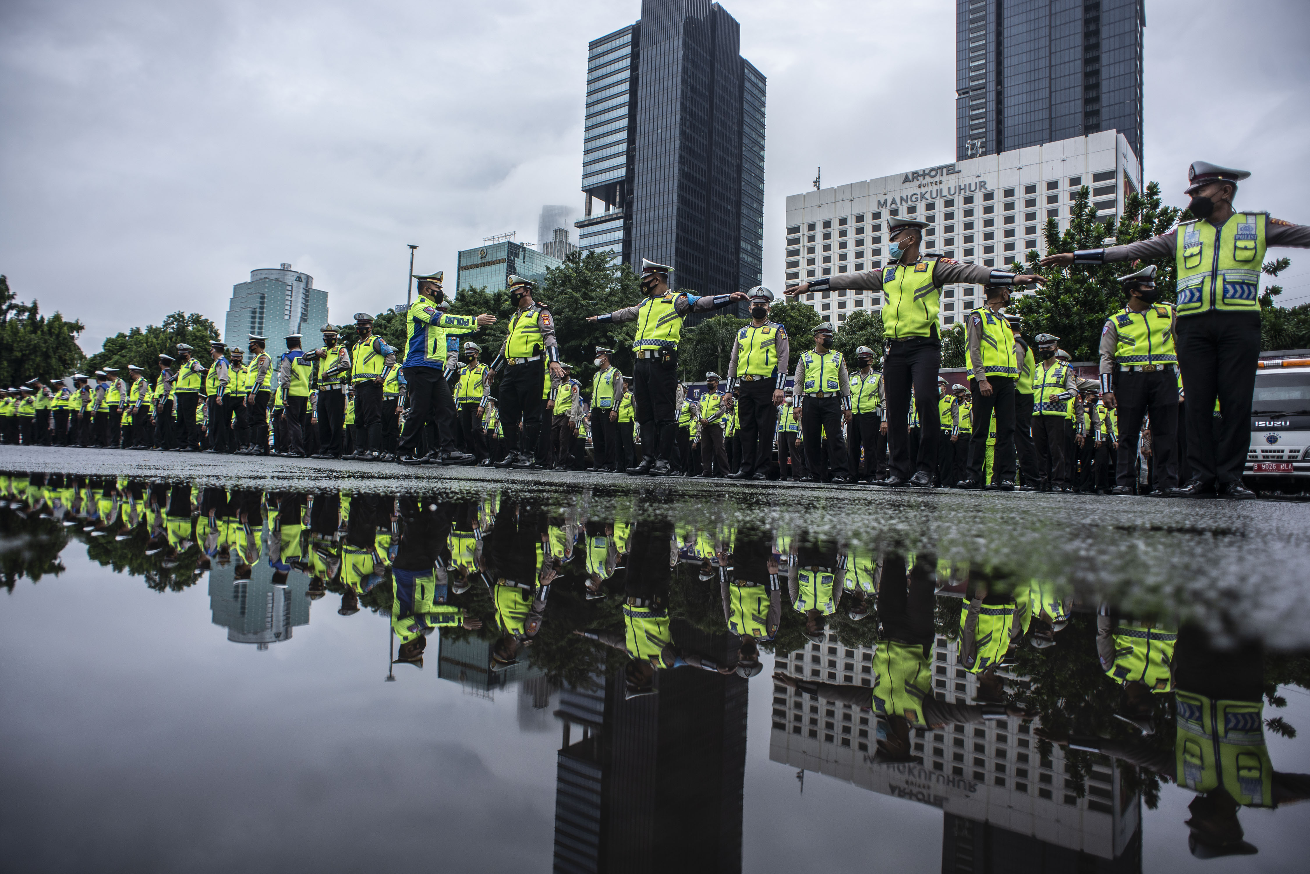 Ilustrasi sejumlah petugas kepolisian menjalani apel koordinasi.