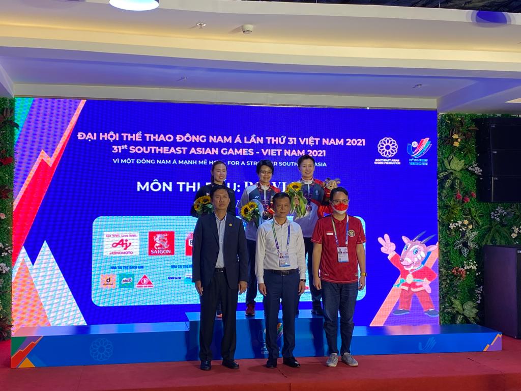 Ketua Umum PB  Persatuan Bowling Indonesia (PB PBI), Jerry Sambuaga (kanan), turut ,menyerahkan medali pada cabang boling SEA Games 2022.  