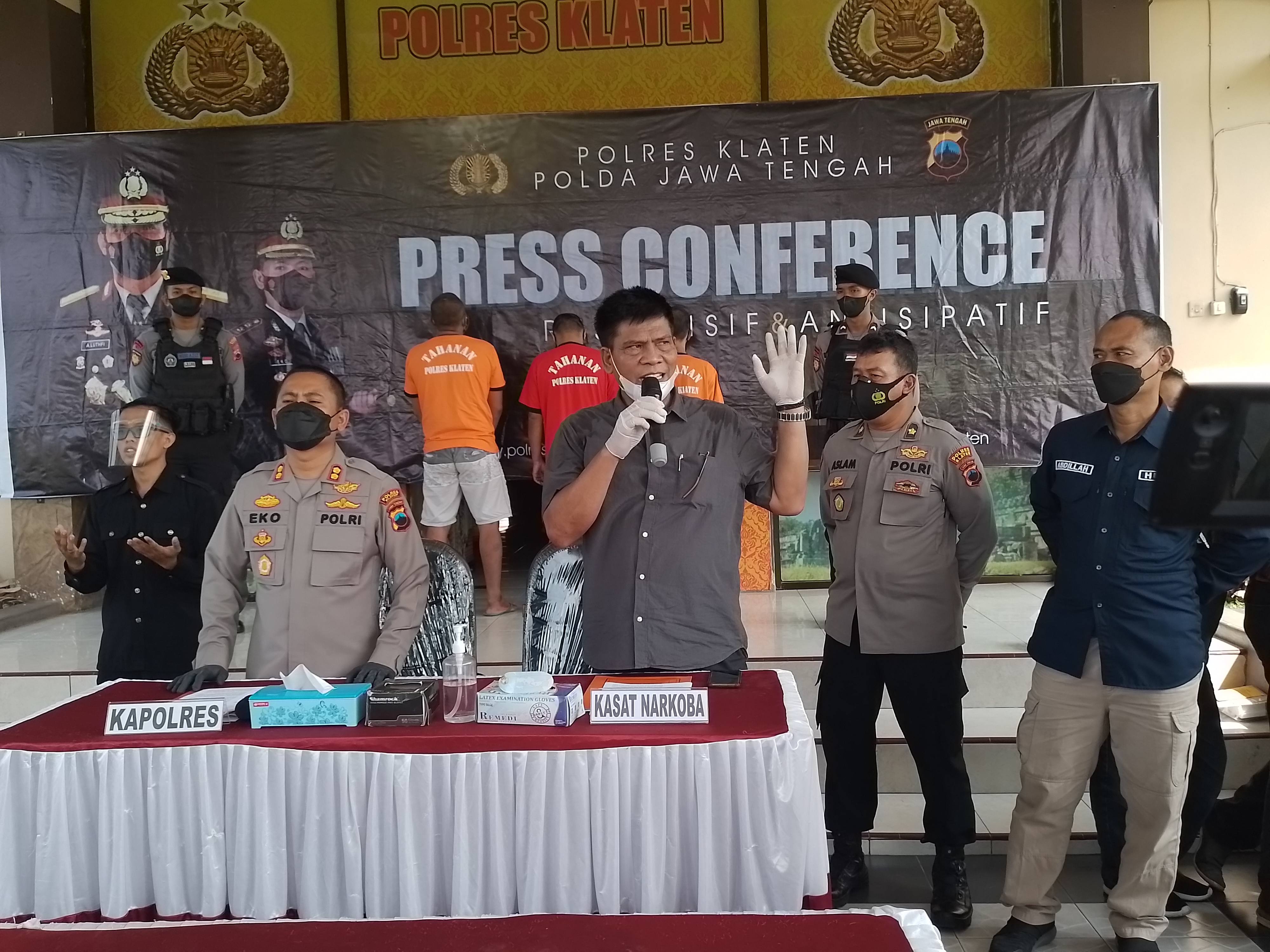 Polres Klaten memperlihatkan tiga pelaku pengedar narkoba