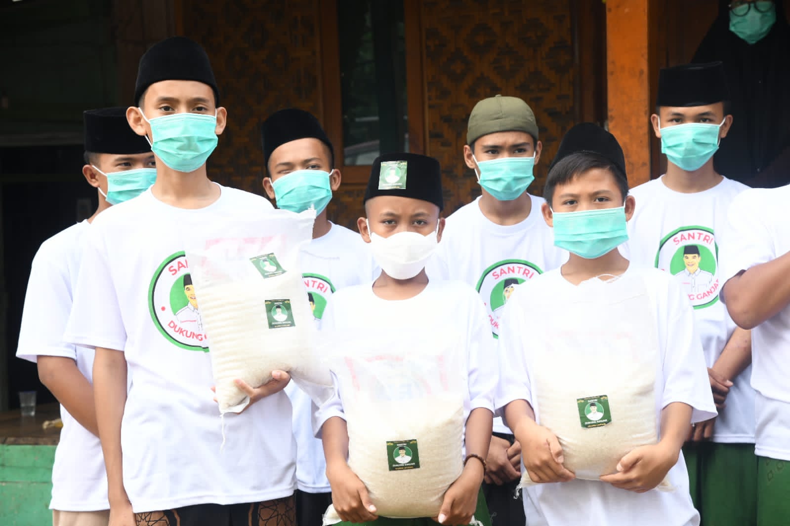 Relawan santri Ganjar menyambangi pondok pesantren membagikan paket sembako