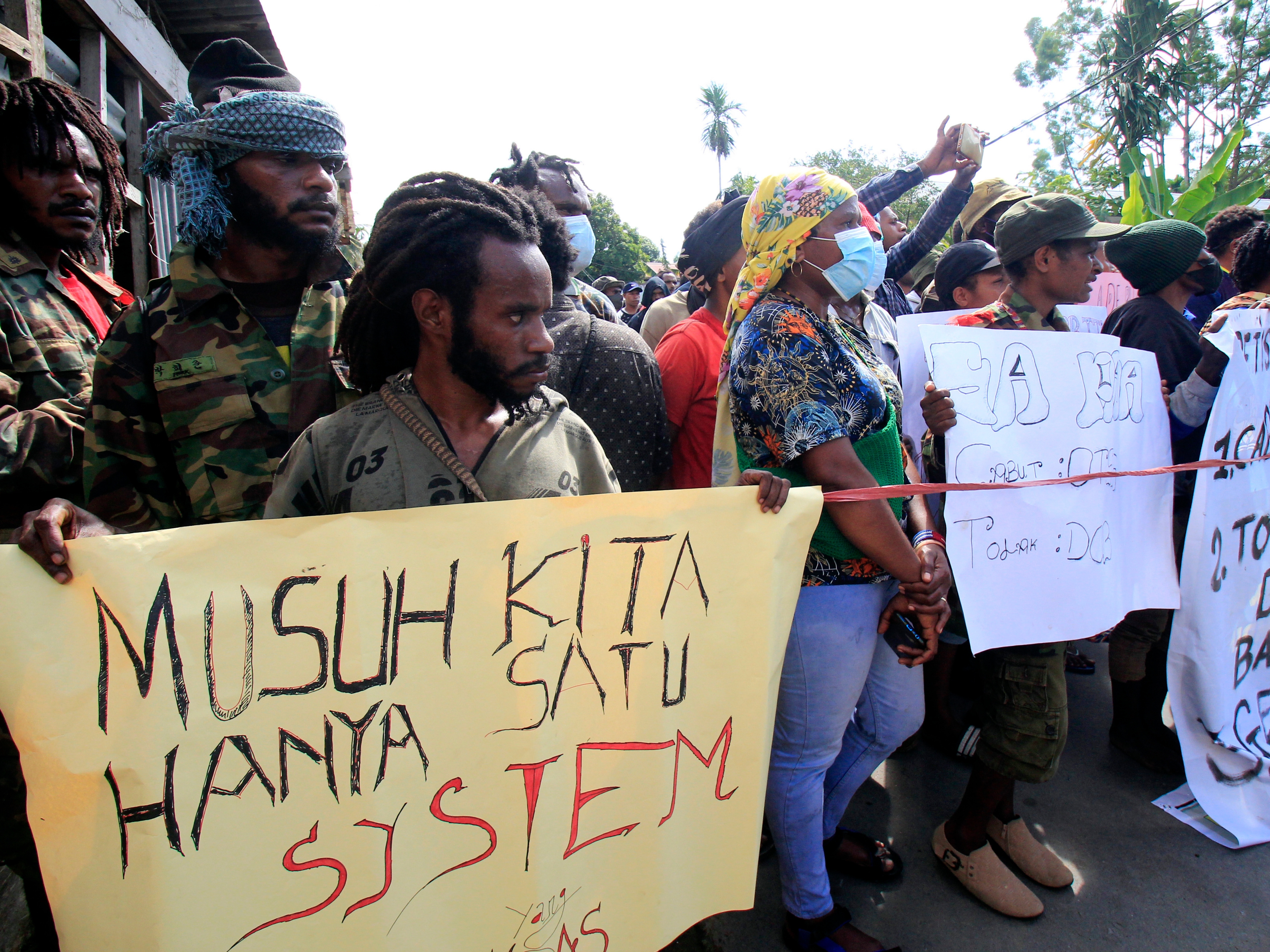 Sejumlah pengunjuk rasa dari berbagai elemen mahasiswa berdemonstrasi di Jalan Buper, Waena, Kota Jayapura, Papua, Selasa (10/5/2022).