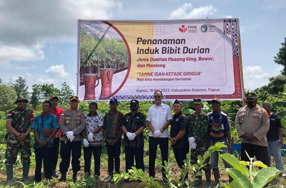 Ayep Zaki (kemeja putih) bersama para tokoh adat dan Polres Keerom, Papua.