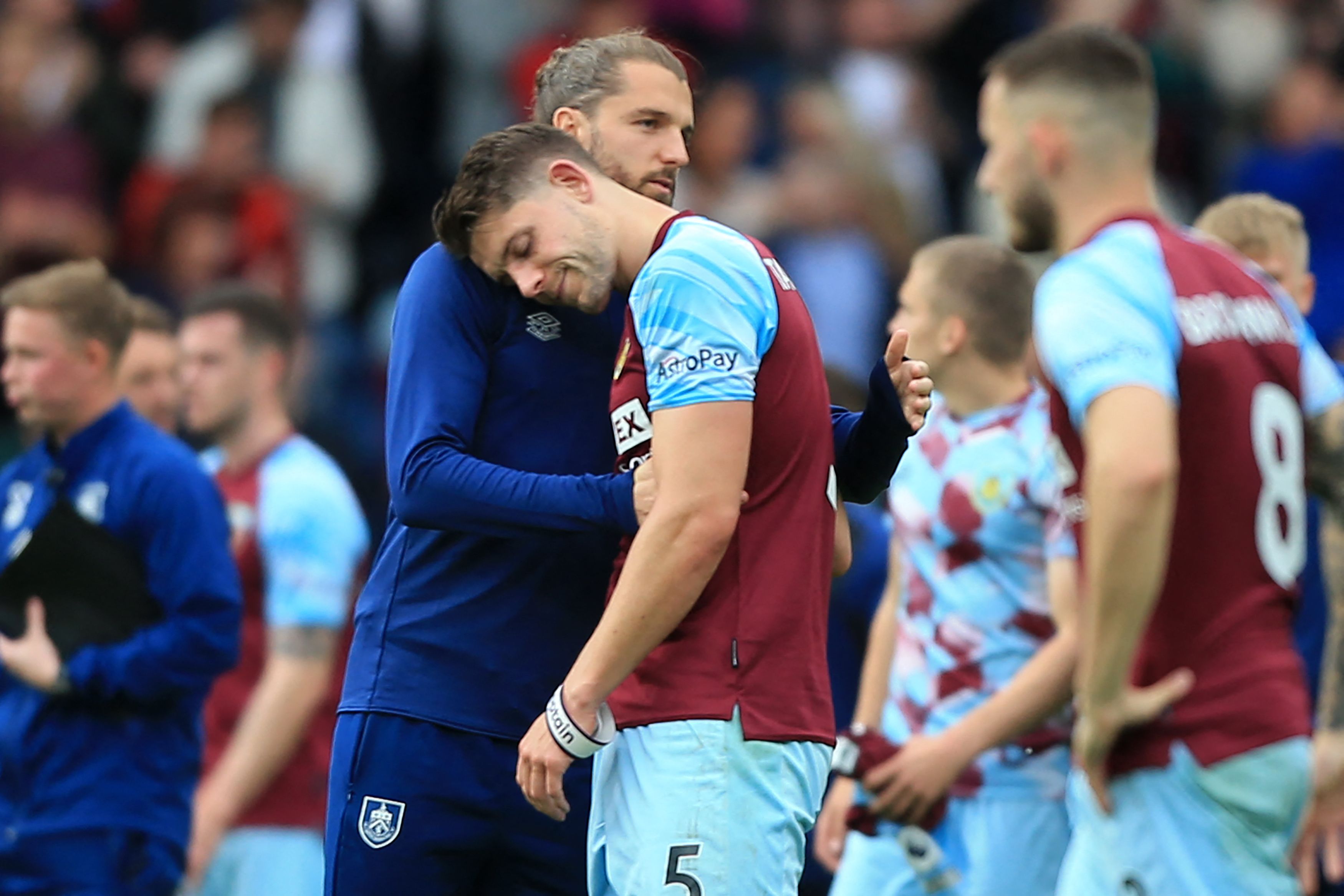 Para pemain Burnley bereaksi usai dipastikan terdegradasi dari Liga Primer Inggris.