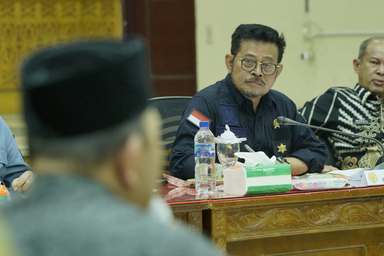 Terkait penanganan PMK, Mentan Syahrul Yasin Limpo mengunjungi Desa Paya Meta, Kabupaten Aceh Tamiang, Provinsi Aceh, Kamis (12/5). 