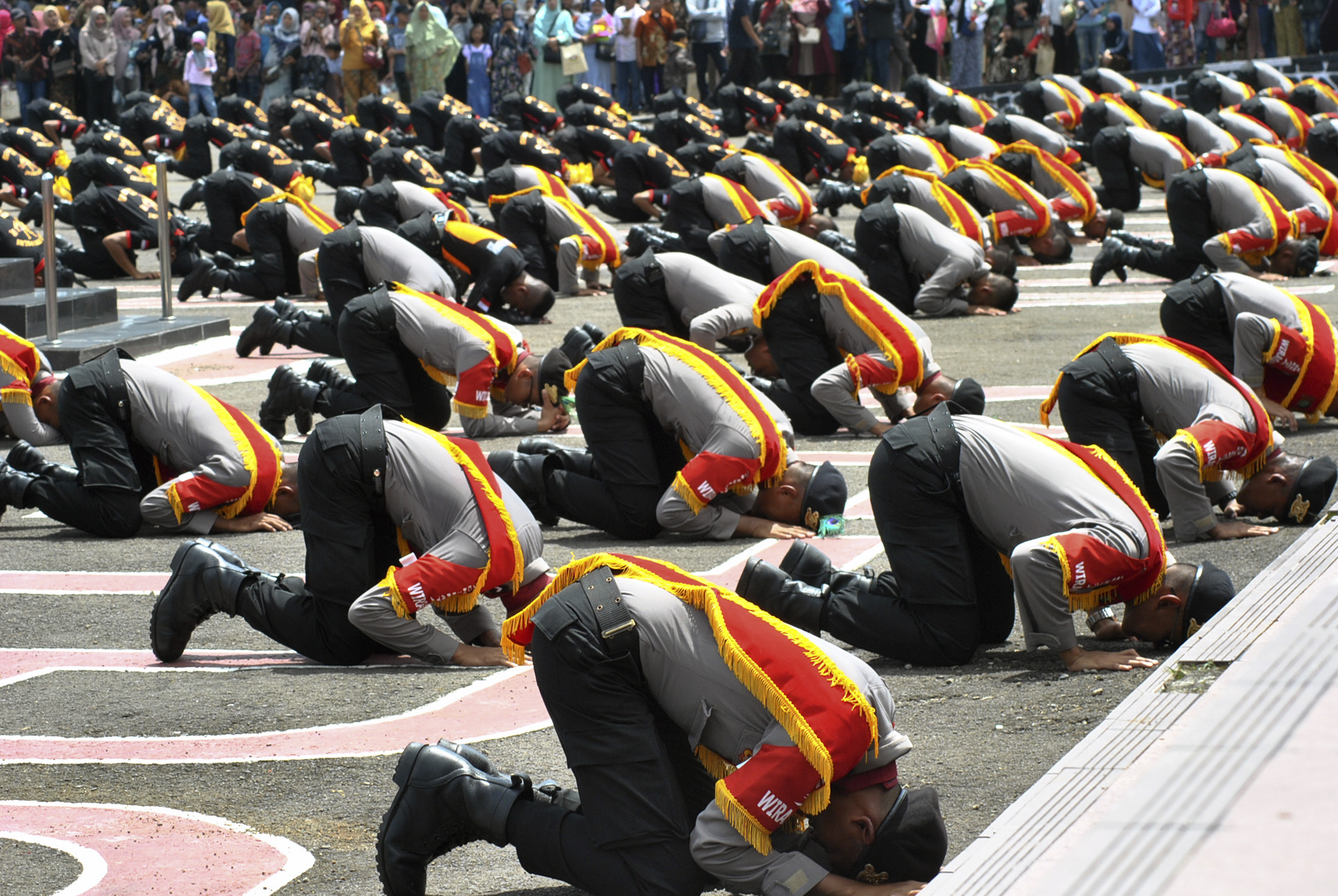 Sejumlah siswa melakukan sujud syukur seusai lolos pendidikan Bintara Polri.
