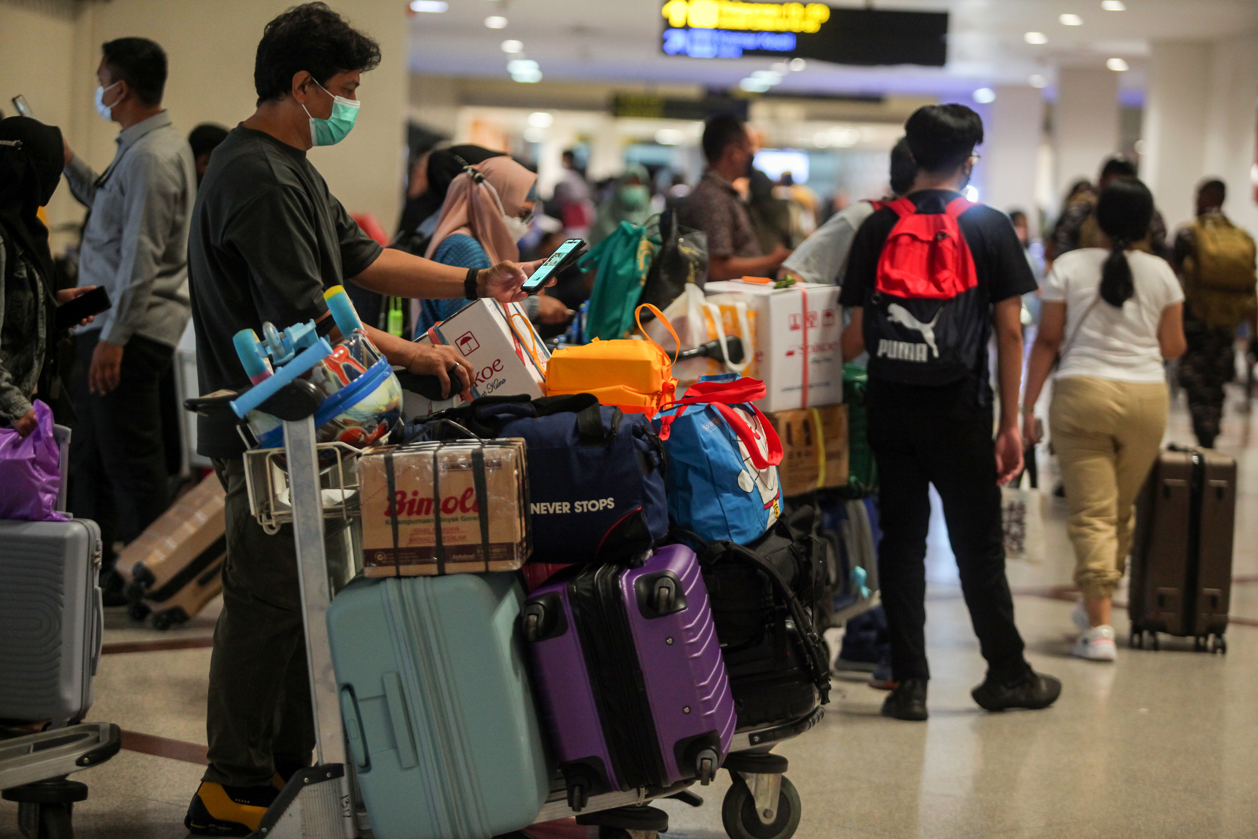 Penumpang antri chech-in di Bandara Juanda