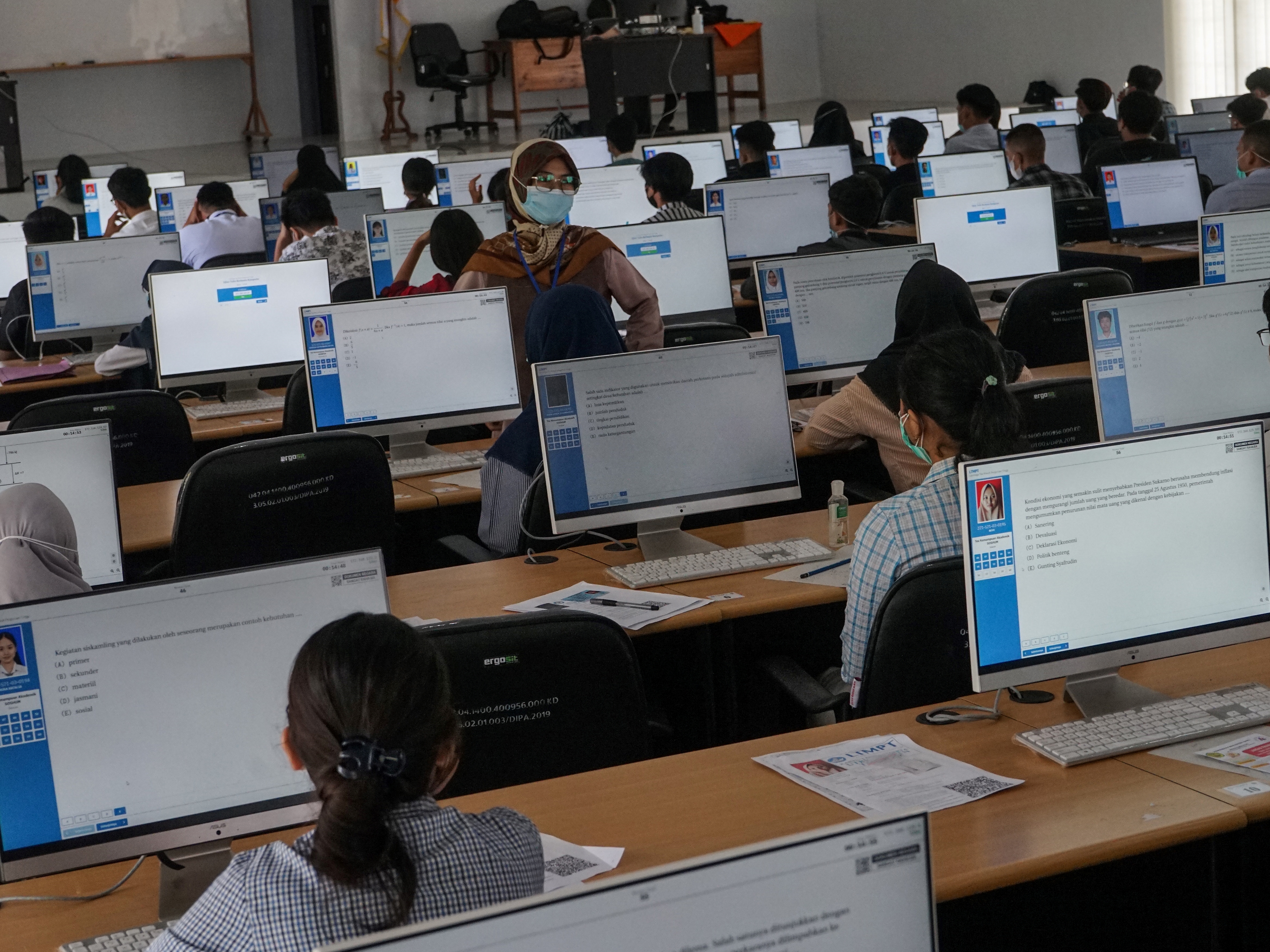 Petugas mengawasi UTBK SBMPTN 2021 gelombang 1, di Universitas Palangkaraya, Kalimantan Tengah.