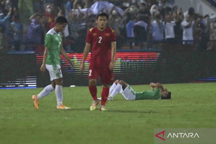 Pemain timnas tertunduk lesu usai dibekuk Vietnam