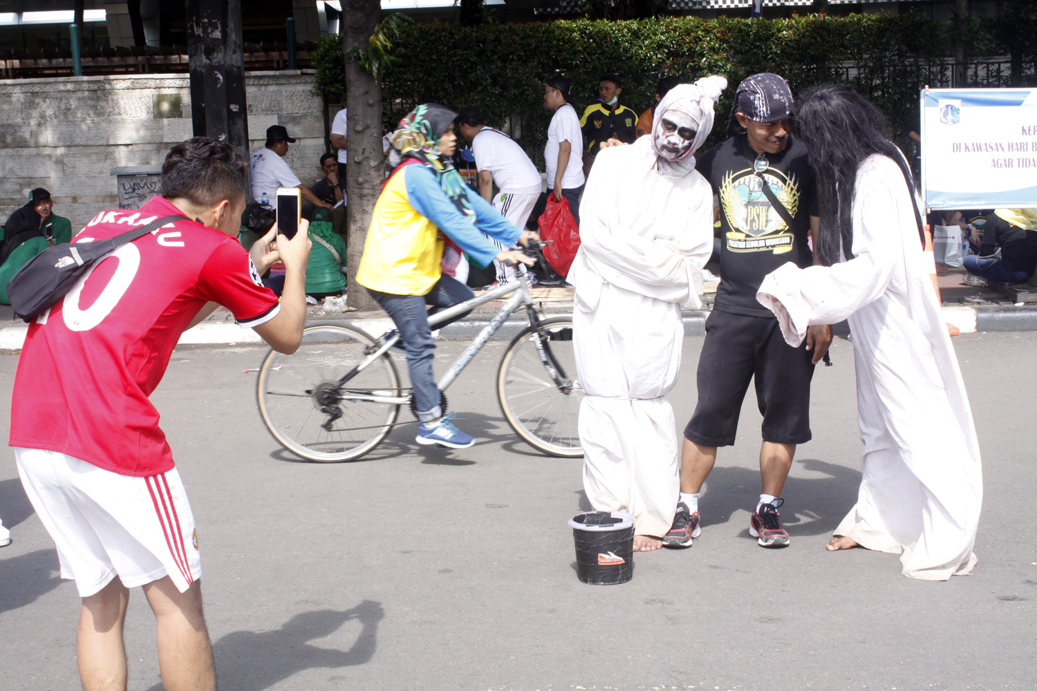 Pemeran dengan kostum pocong dan kuntilanak mendatapat berkah libur lebaran 2022.