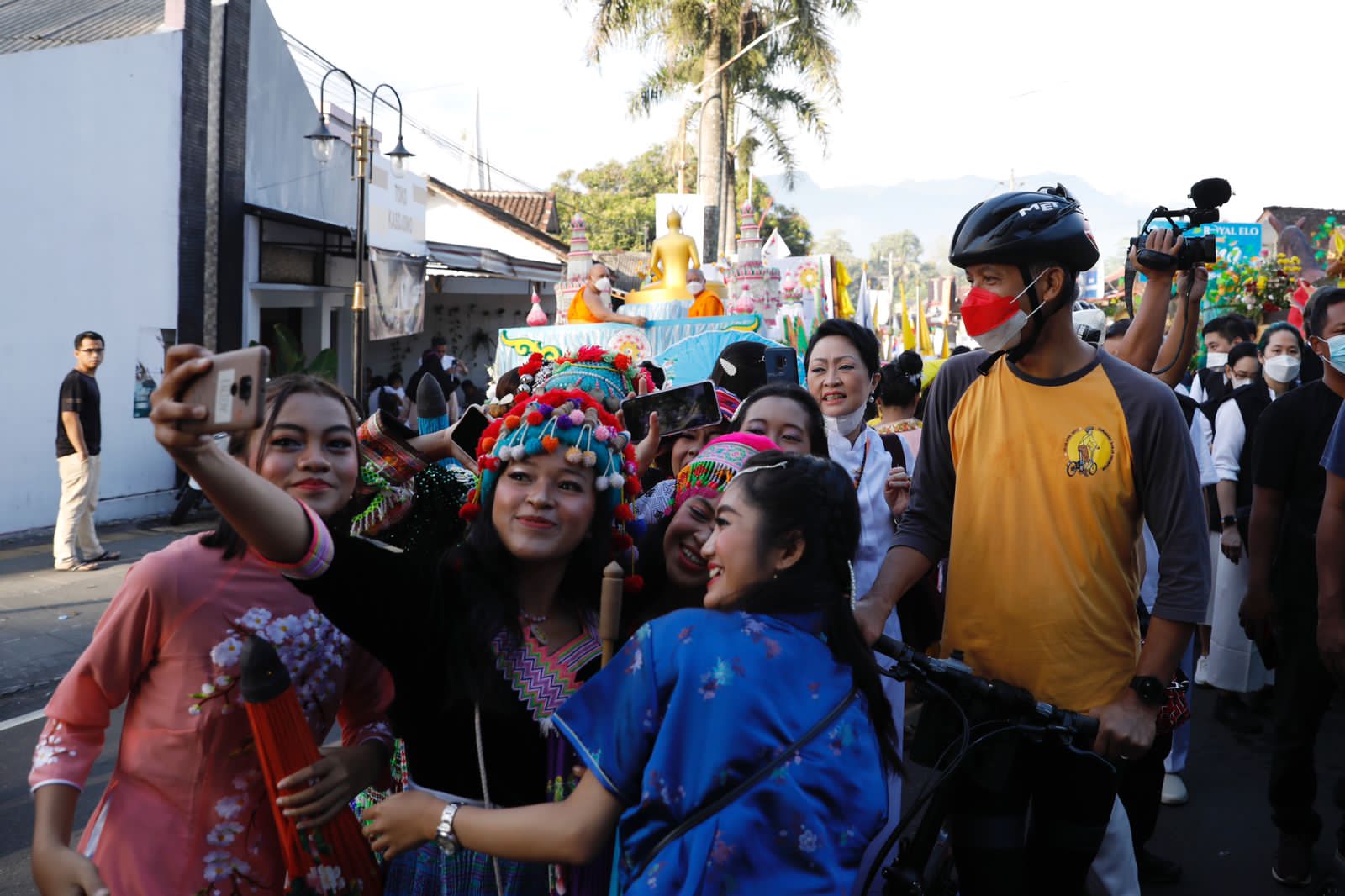 Gubernur Jateng Ganjar Pranowo menghadiri peringatan Hari Raya Waisak di Candi Mendut, Magelang