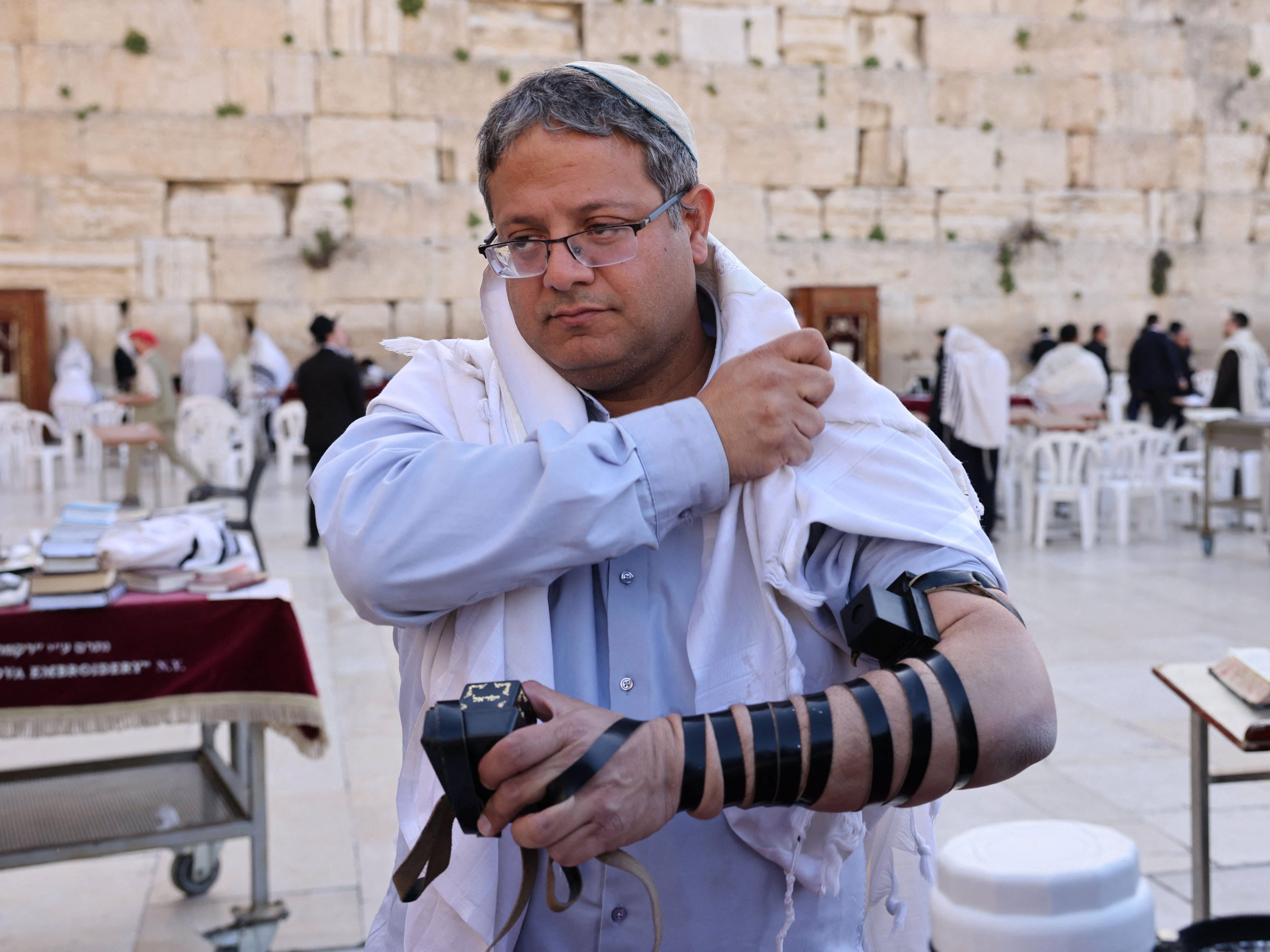 Anggota parlemen sayap kanan Israel Itamar Ben-Gvir berdoa di Tembok Barat di Kota Tua Yerusalem pada 31 Maret 2022.
