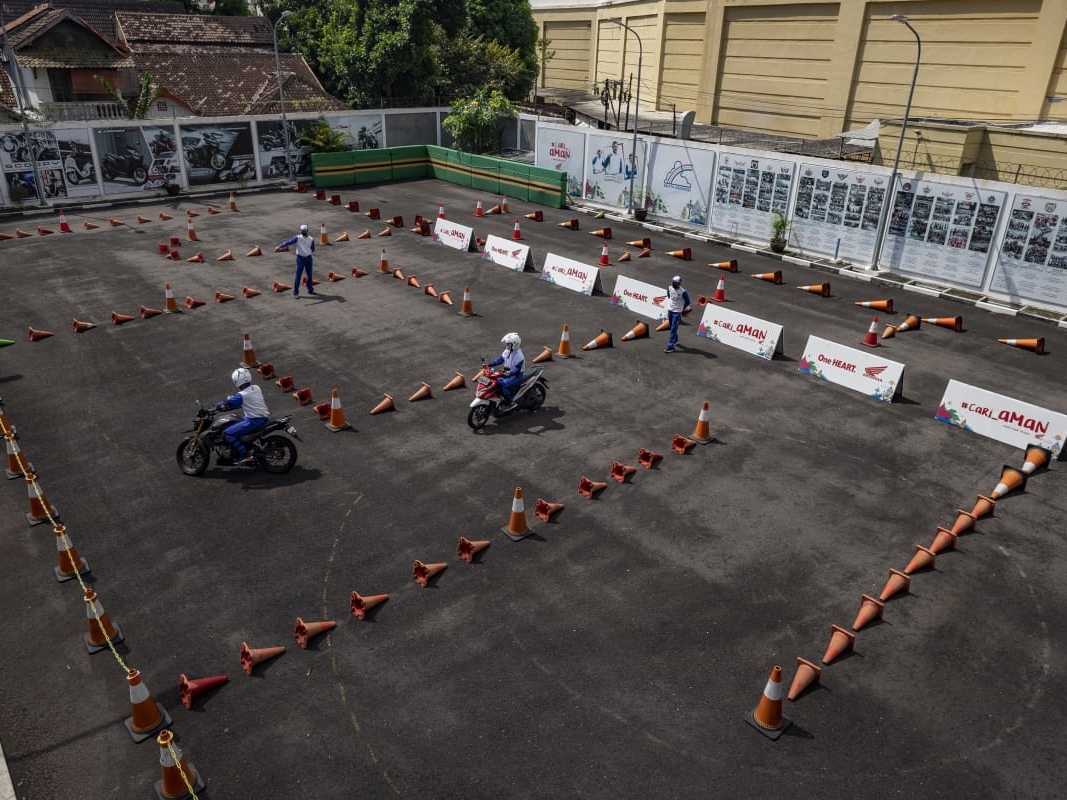 Sejumlah siswa menjalani pelatihan aman berlalu lintas.