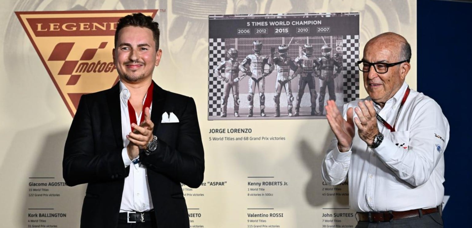 Jorge Lorenzo (kiri) saat dinobatkan sebagai Legenda MotoGP.