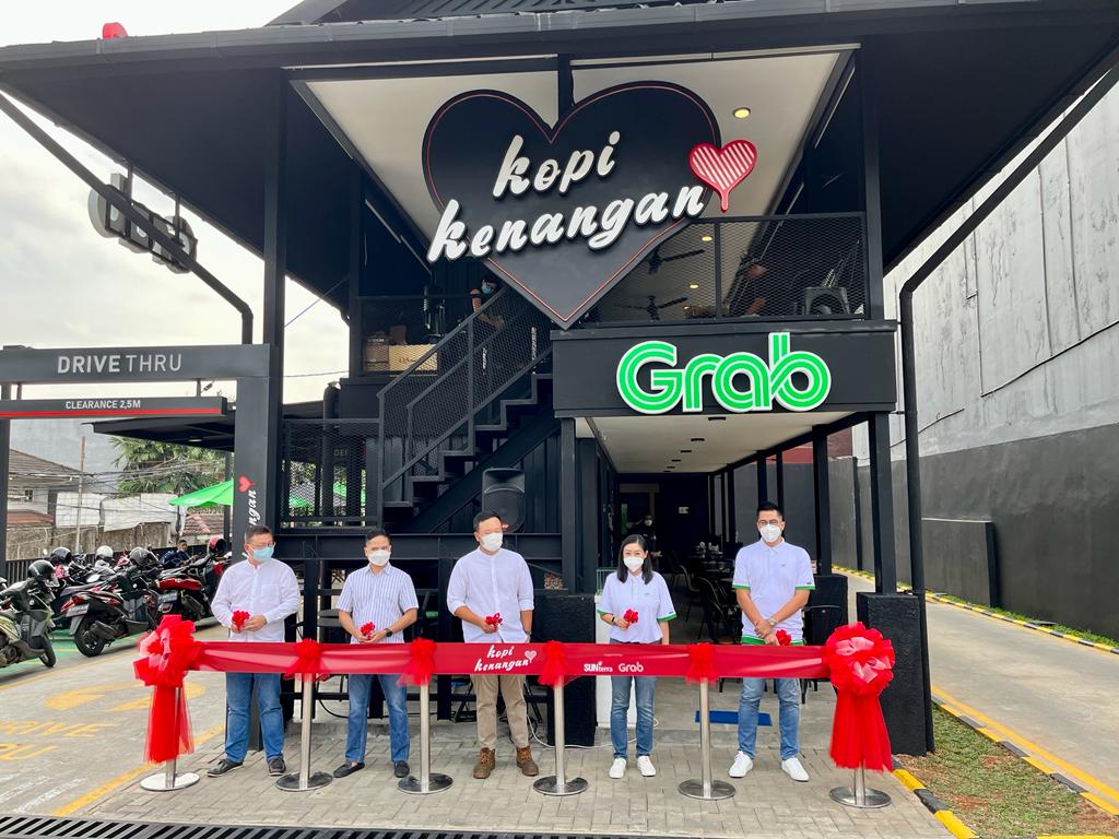  Kopi Kenangan berkolaborasi Grab dan juga SUNterra membangun gerai solar panel pertama di Bintaro, Pesanggrahan, Jakarta Selatan, 