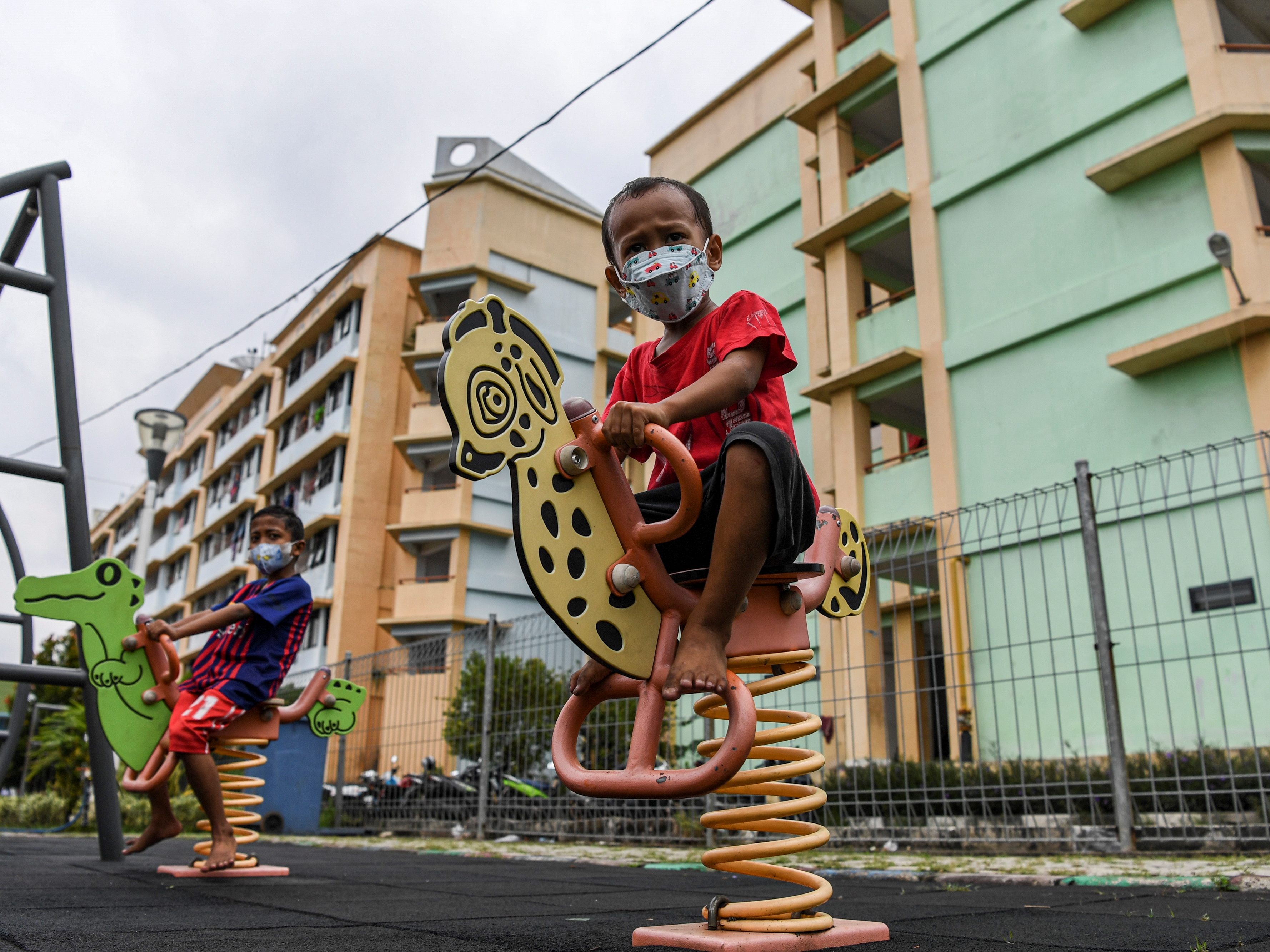 Sejumlah bocah dengan mengenakan masker bermain di Ruang Publik Terpadu Ramah Anak (RPTRA) Si Pitung, kawasan Rusunawa Marunda, Jakut.
