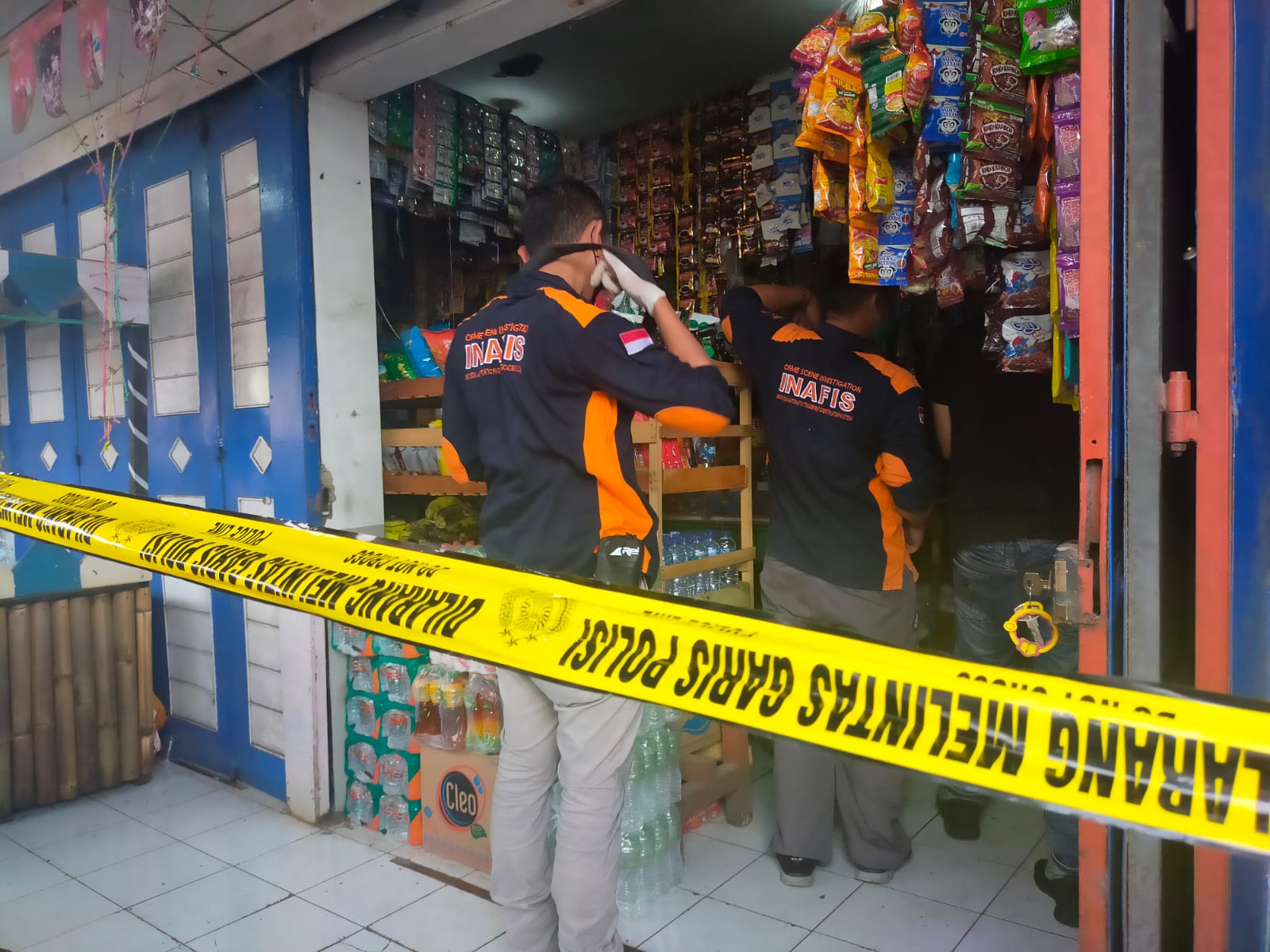 Tim Identifikasi (Inafis) Polres Tasikmalaya Kota tengah mengidentifikasi jenazah pemilik toko Teteh Julia yang ditemukan terbunuh di musala