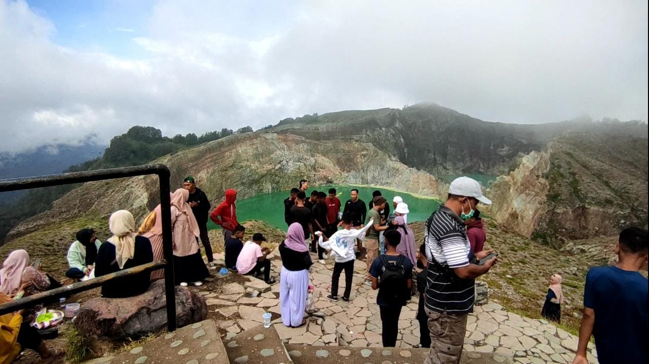Danau Kelimutu, Ende, NTT banyak dikunjungi wisatawan saat libur lebaran 2022.  