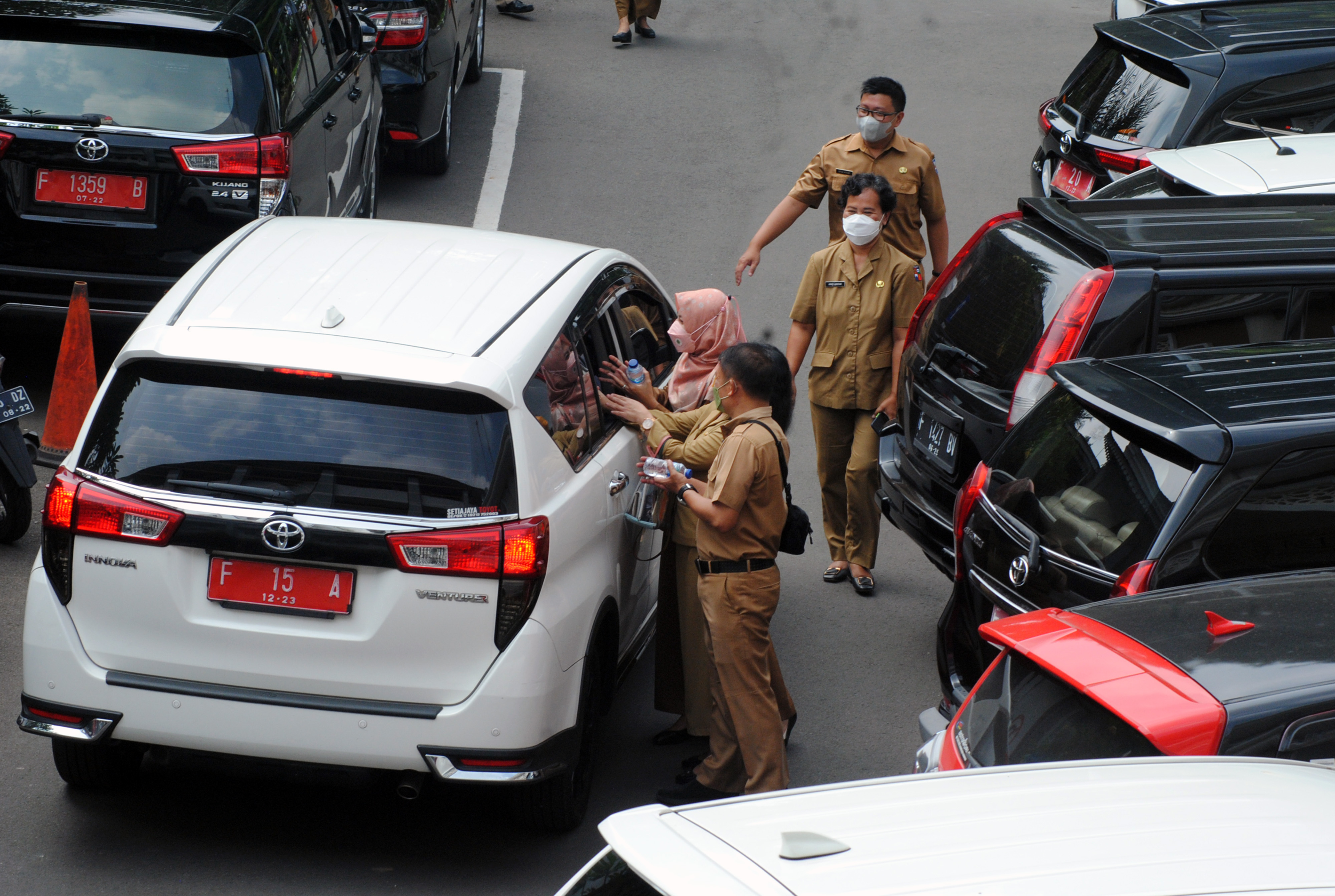 Ilustrasi sejumlah ASN saat saling menyapa di lingkungan kerja.