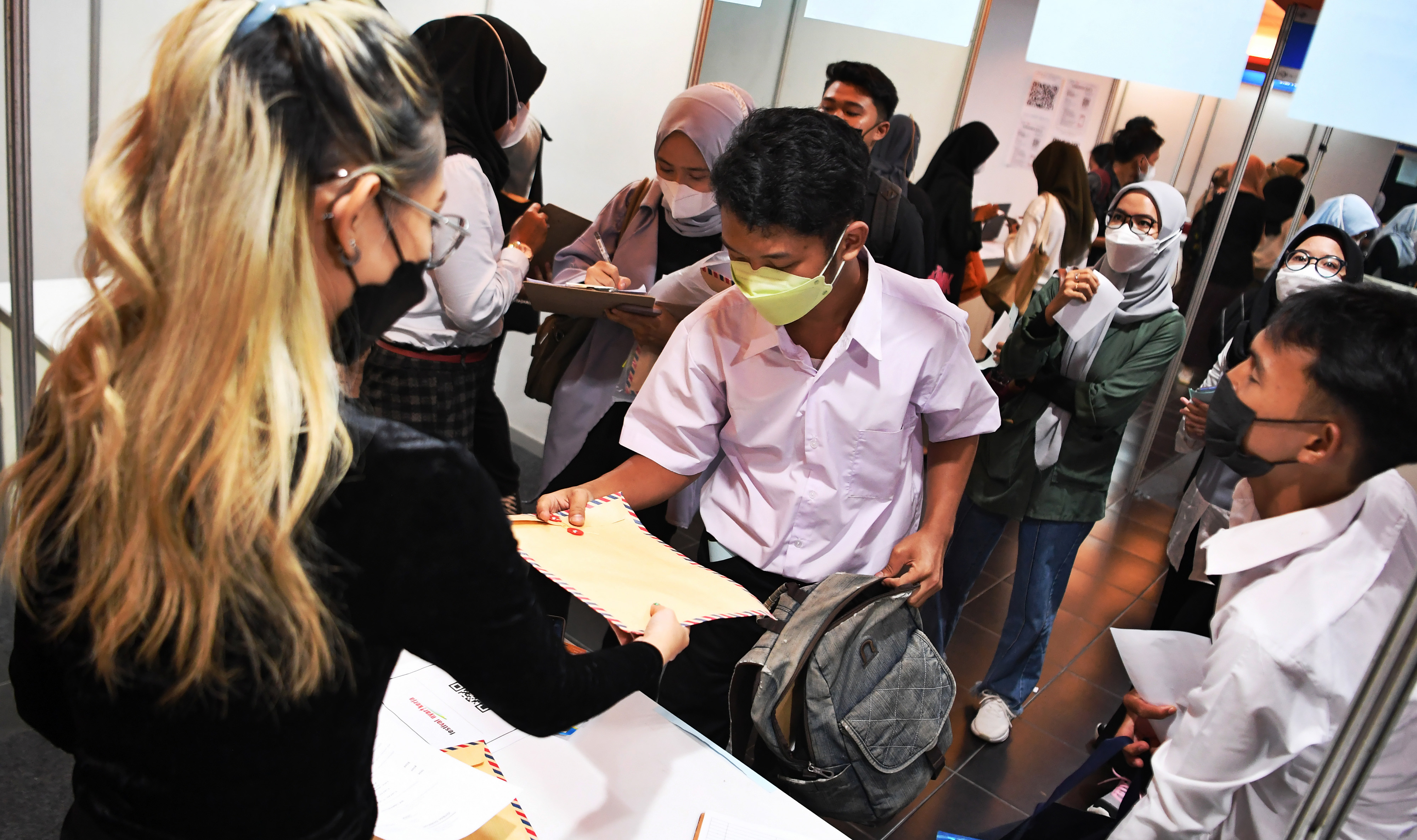  Ilustrasi. Sejumlah pencari kerja mengunjungi pameran bursa kerja Jakarta Job Fair di Pusat Grosir Cililitan, Jakarta, Rabu (8/12/2021). 