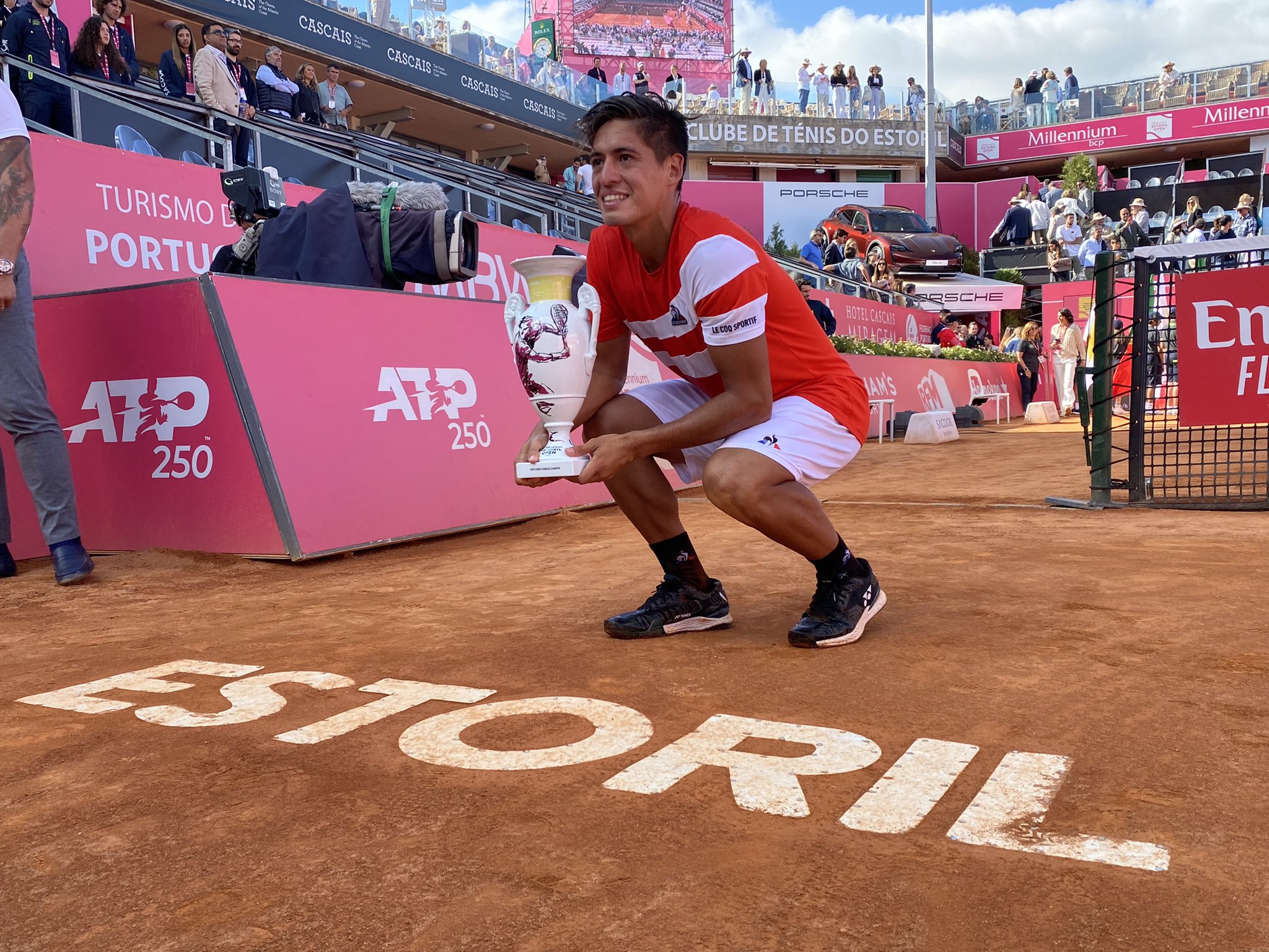 Petenis Argentina Sebastian Baez memamerkan trofi yang dimenangkannya di turnamen ATP Estoril.