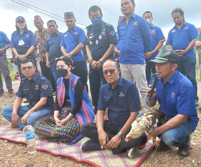 Julie Sutrisno Laiskodat (duduk nomor 2 dari kiri) saat disambut acara adat.