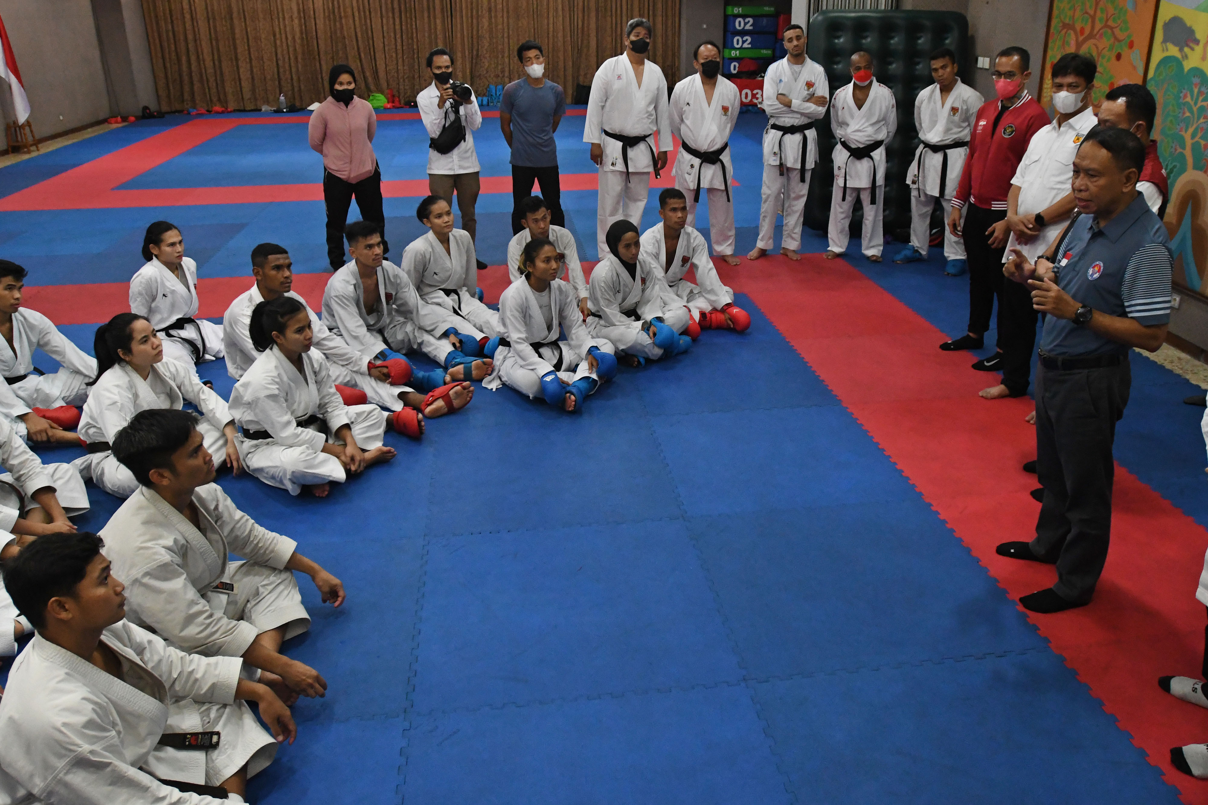 Menpora Zainudin Amali (kanan) memberikan semangat kepada karateka yang akan diberangkatkan ke SEA Games Vietnam.