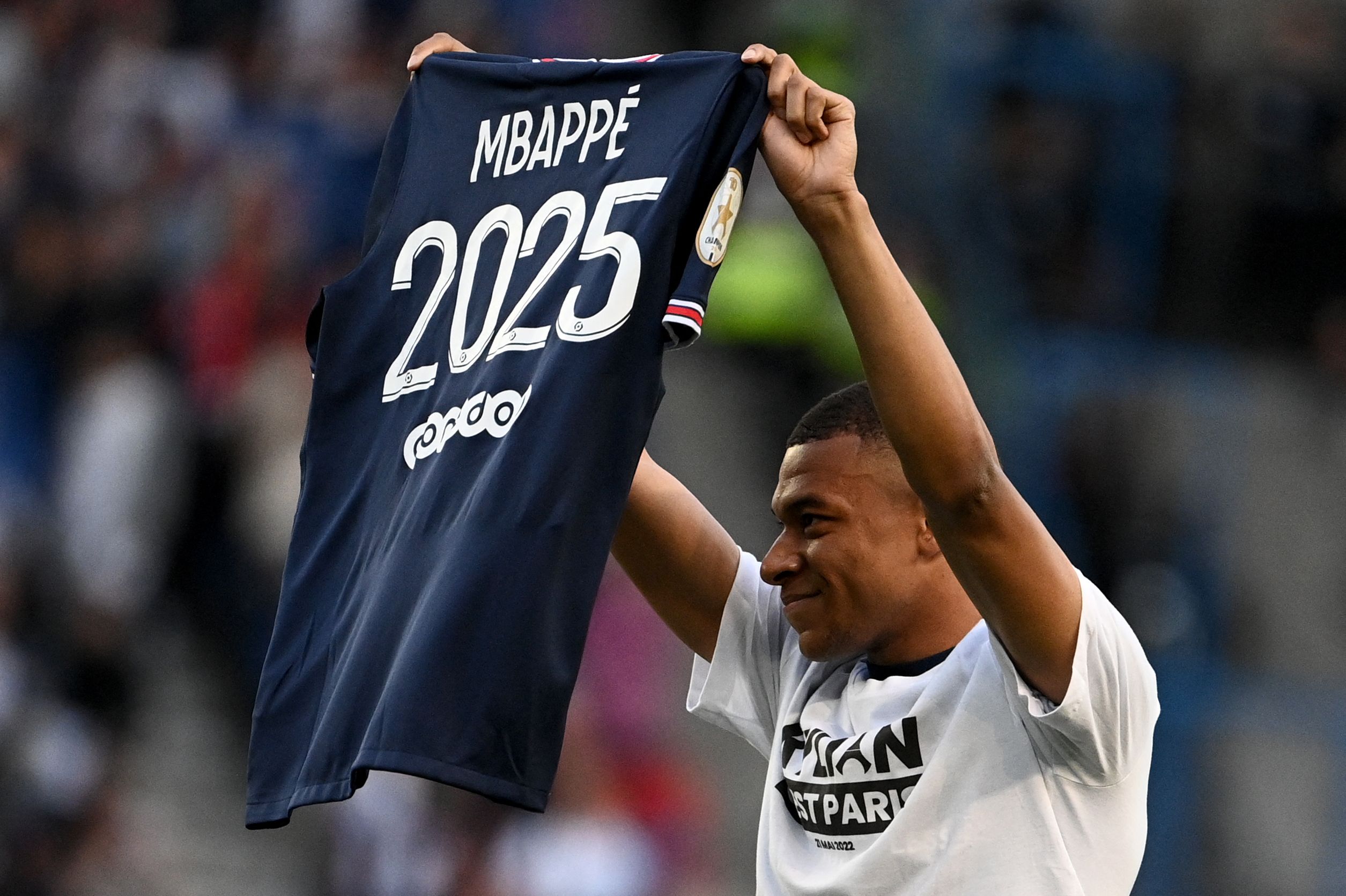 Penyerang Paris Saint-Germain Kylian Mbappe memamerkan jersey bertuliskan 2025 setelah memperpanjang kontrak dengan klub Ligue 1 itu.