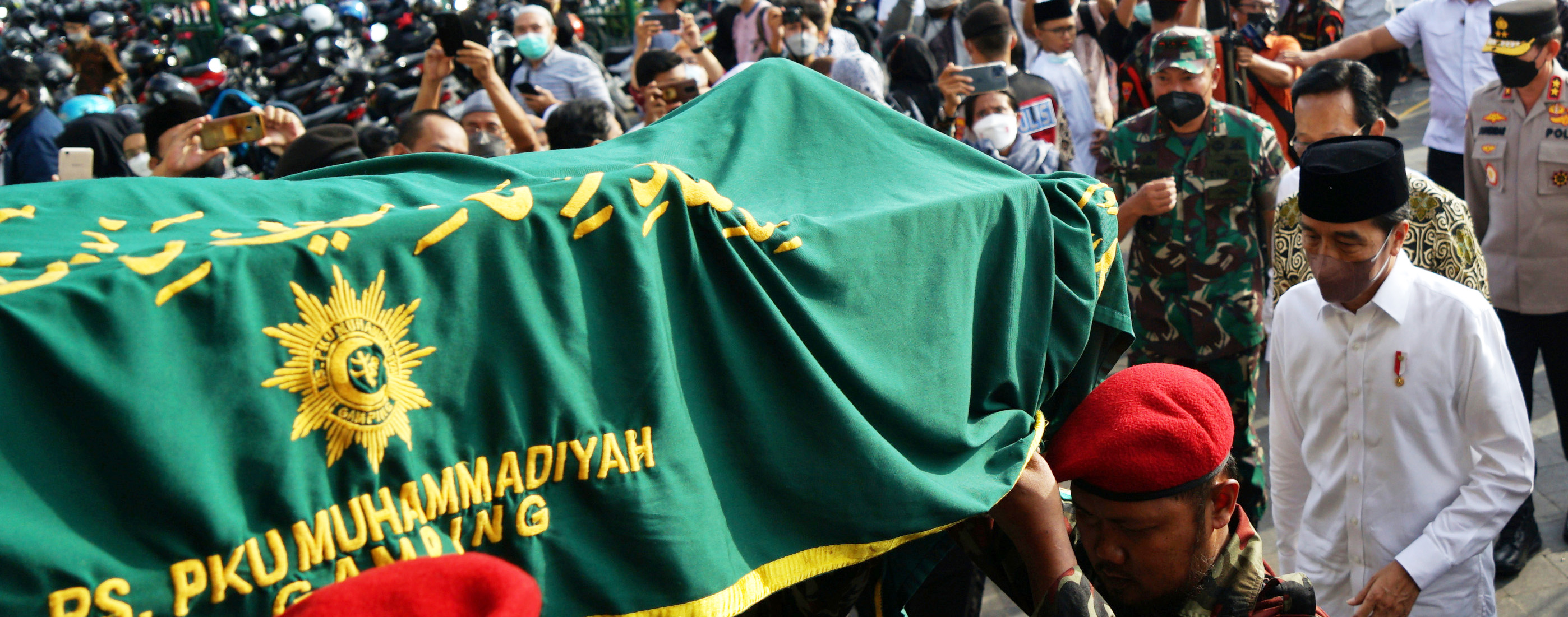 Presiden Joko Widodo (kanan) berjalan di dekat jenazah Almarhum Buya Syafii Maarif saat melayat di Masjid Gedhe Kauman, Yogyakarta.