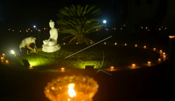Umat Budha menyalakan lilin saat mengikuti prosesi meditasi untuk menyambut malam perayaan Tri Suci Waisak 2566 BE/2022 di Benteng Rotterdam