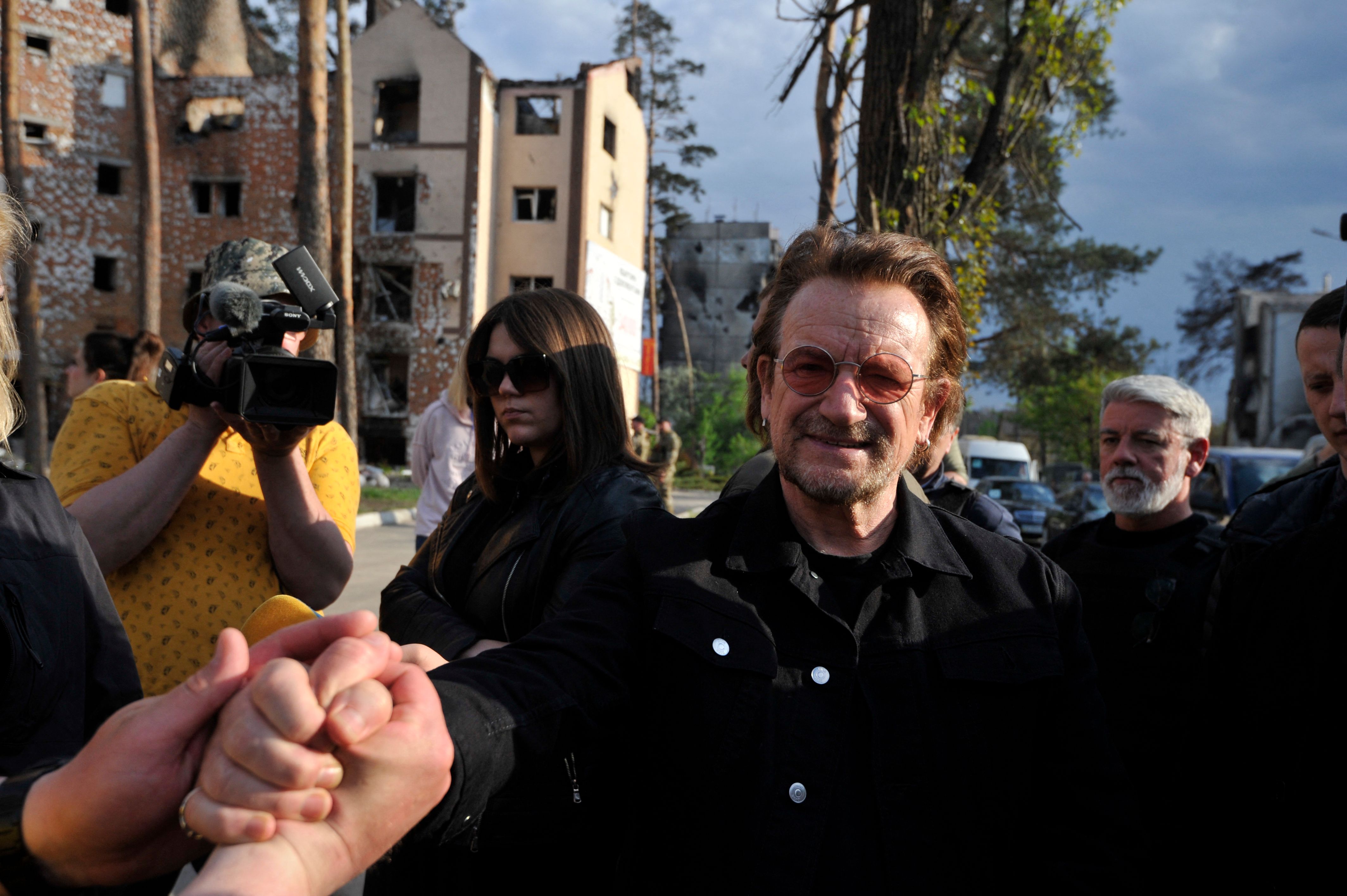 Vokalis U2 Bono (tengah) saat berada di Kota Irpin, Ukraina