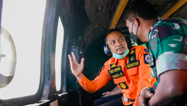 Gubernur Sulsel Andi Sudirman Sulaiman ikut memantau area pencarian korban kecelakaan KM Ladang Pertiwi di perairan Kepulauan Pangkep,Sulsel