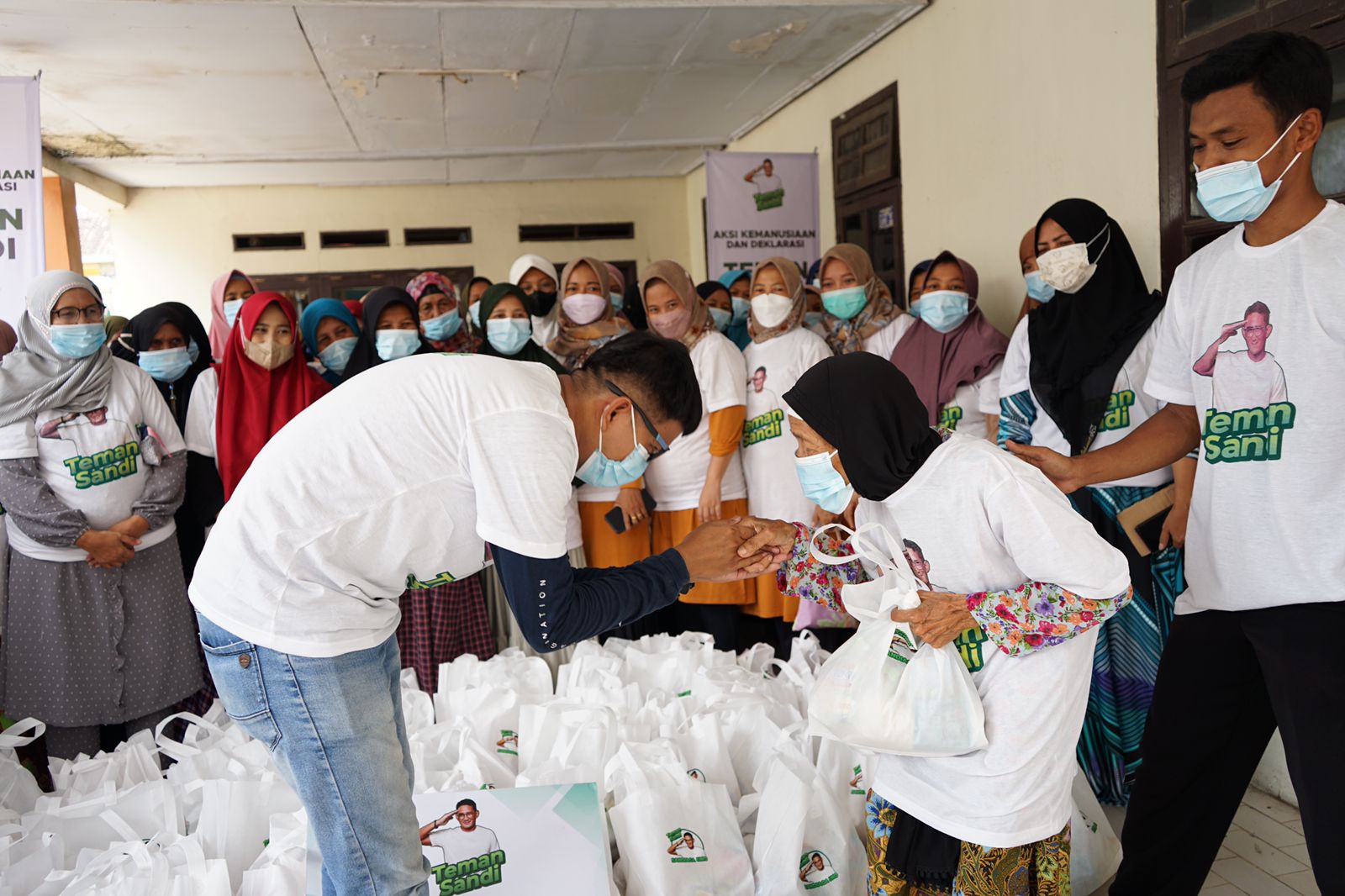 Pembagian sembako oleh Teman Sandi di Cilegon