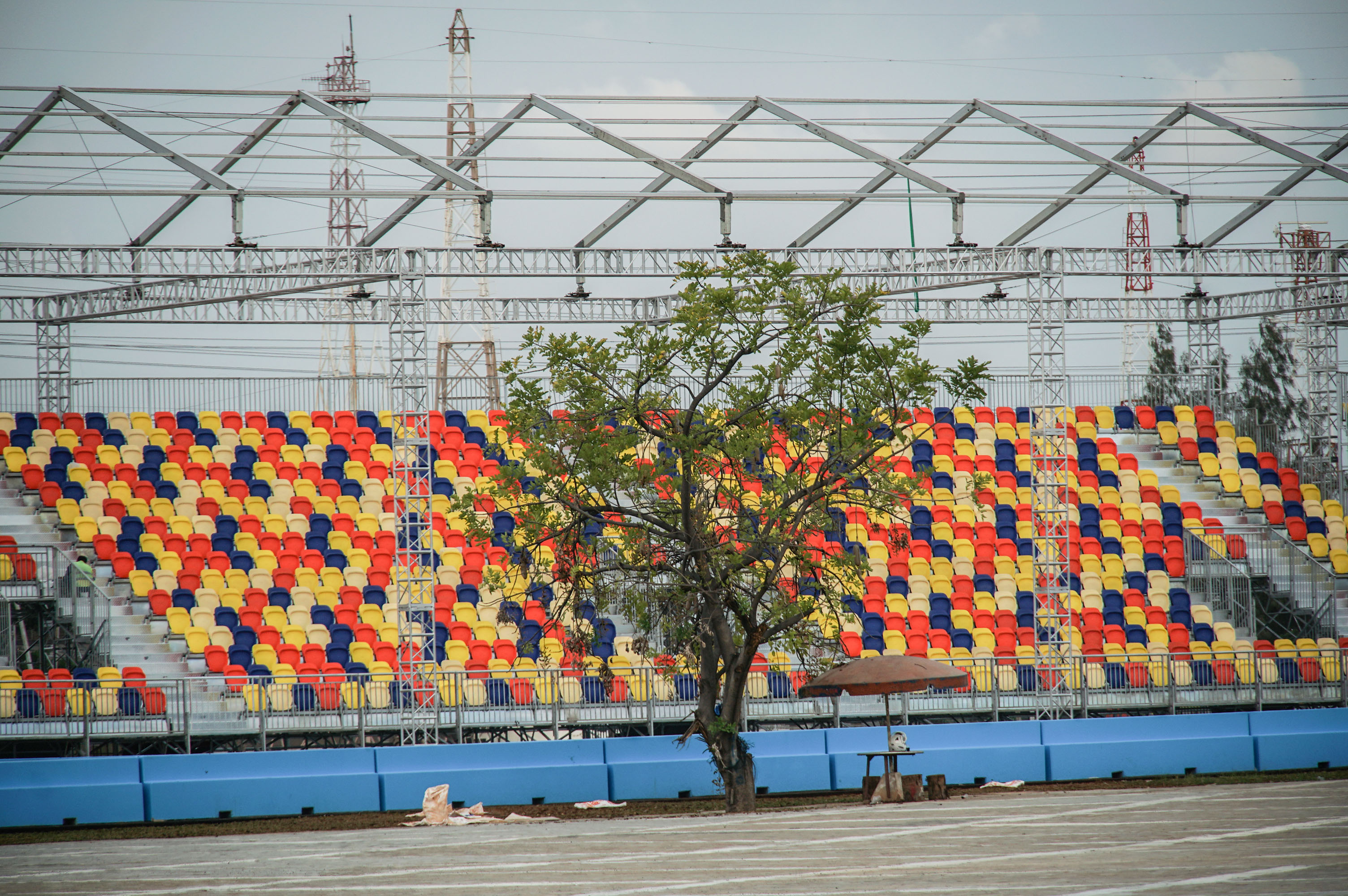 Pekerja menyelesaikan pembangunan infrastruktur Jakarta International E-Prix Circuit (JIEC) di kawasan Ancol, Jakarta, Selasa (17/5/2022).