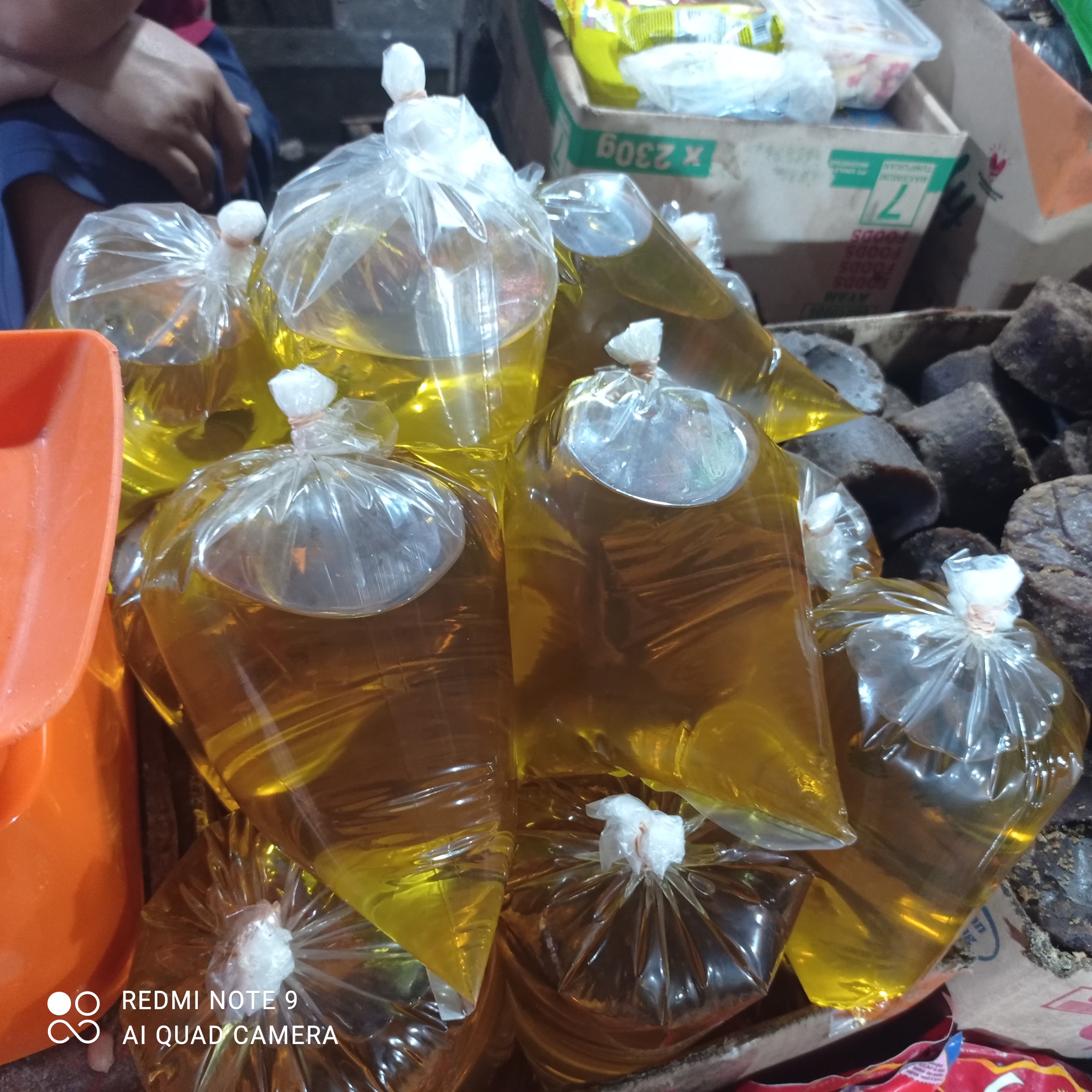 Pedagang menjual minyak goreng curah.