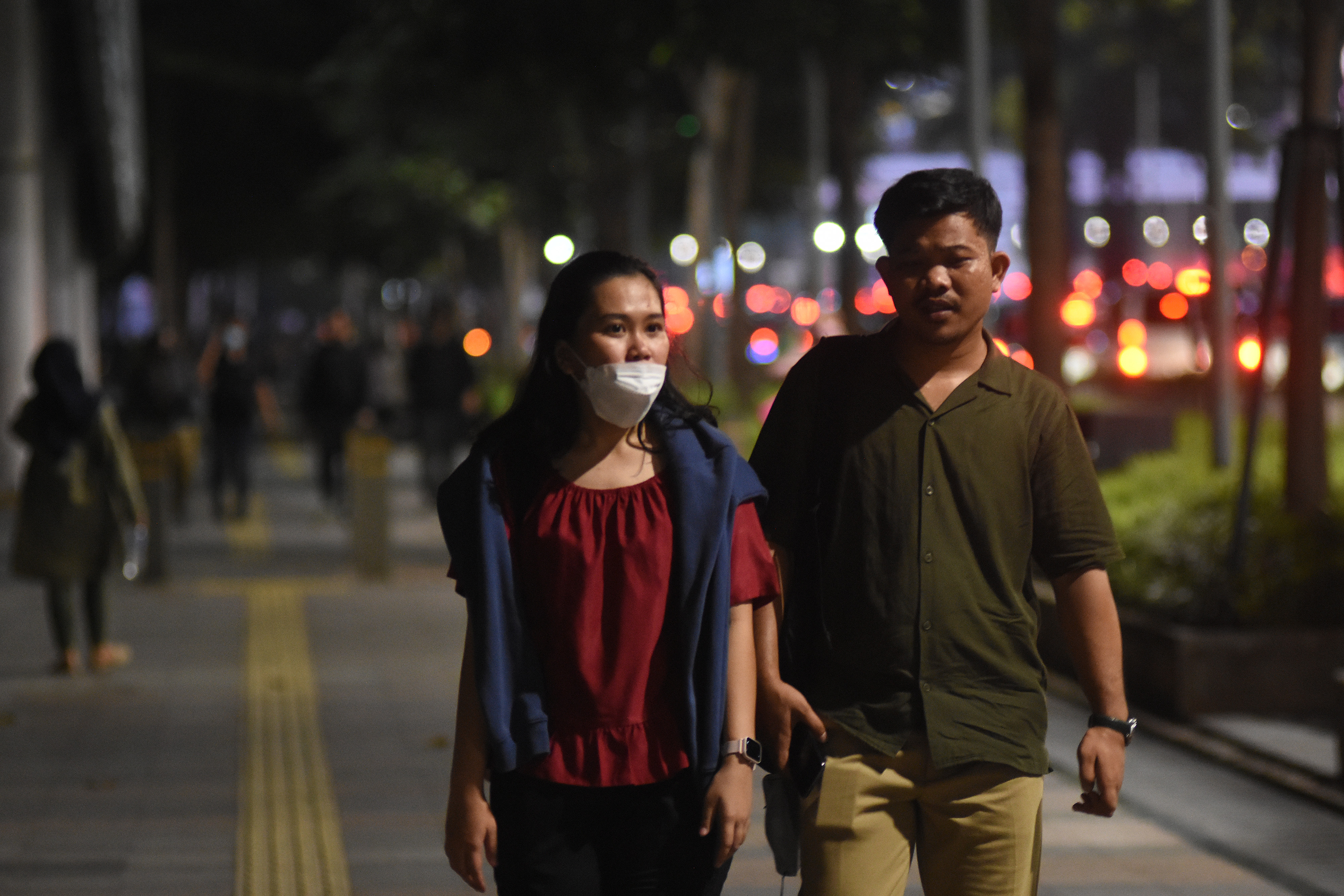 Warga berjalan di trotoar kawasan Jalan Jenderal Sudirman, Jakarta.