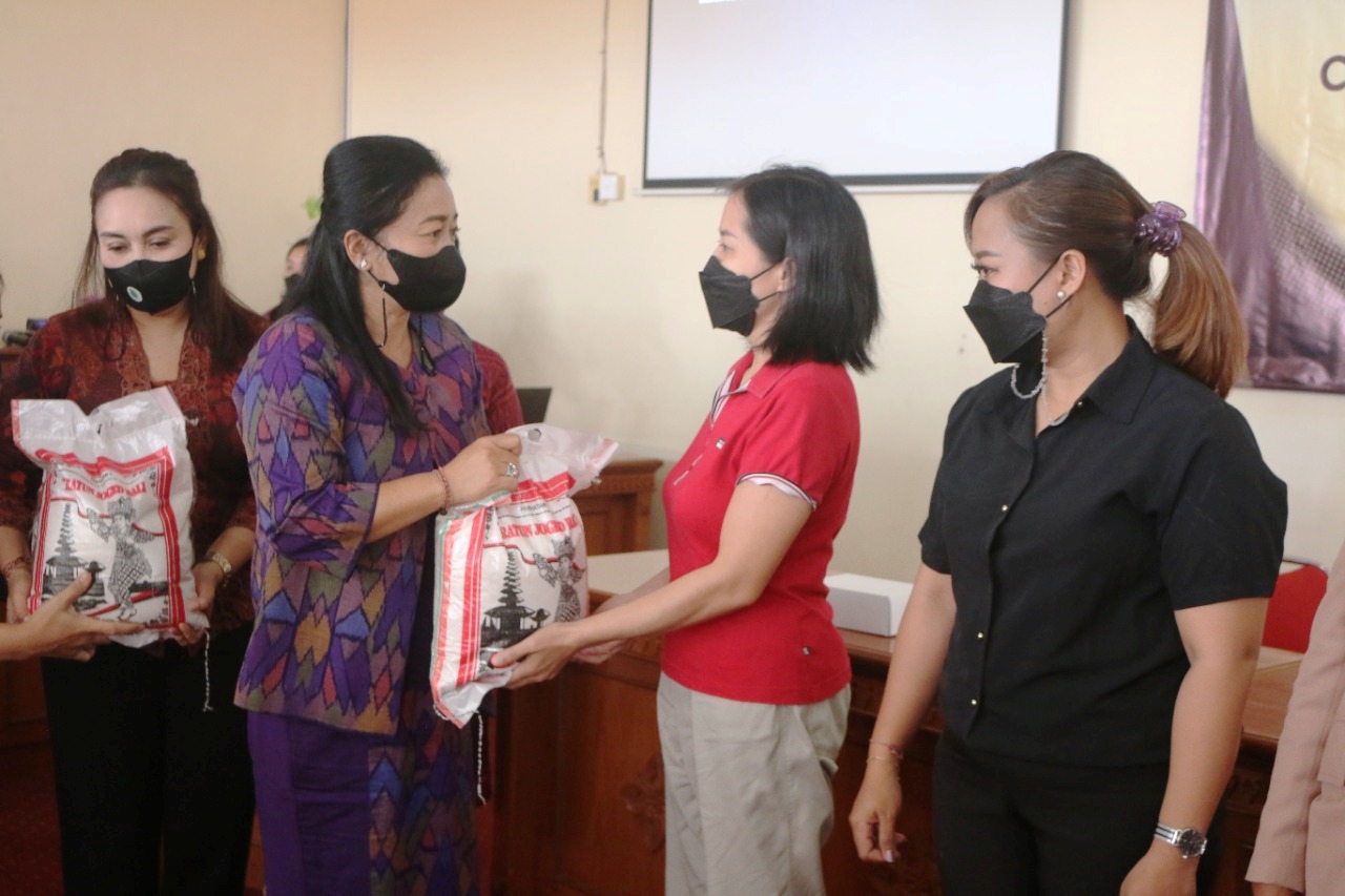 KETUA Tim Penggerak PKK Kota Denpasar, Ny. Sagung Antari Jaya  Negara (kiri) menyerahkan bantuan kepada perempuan kepala keluarga.