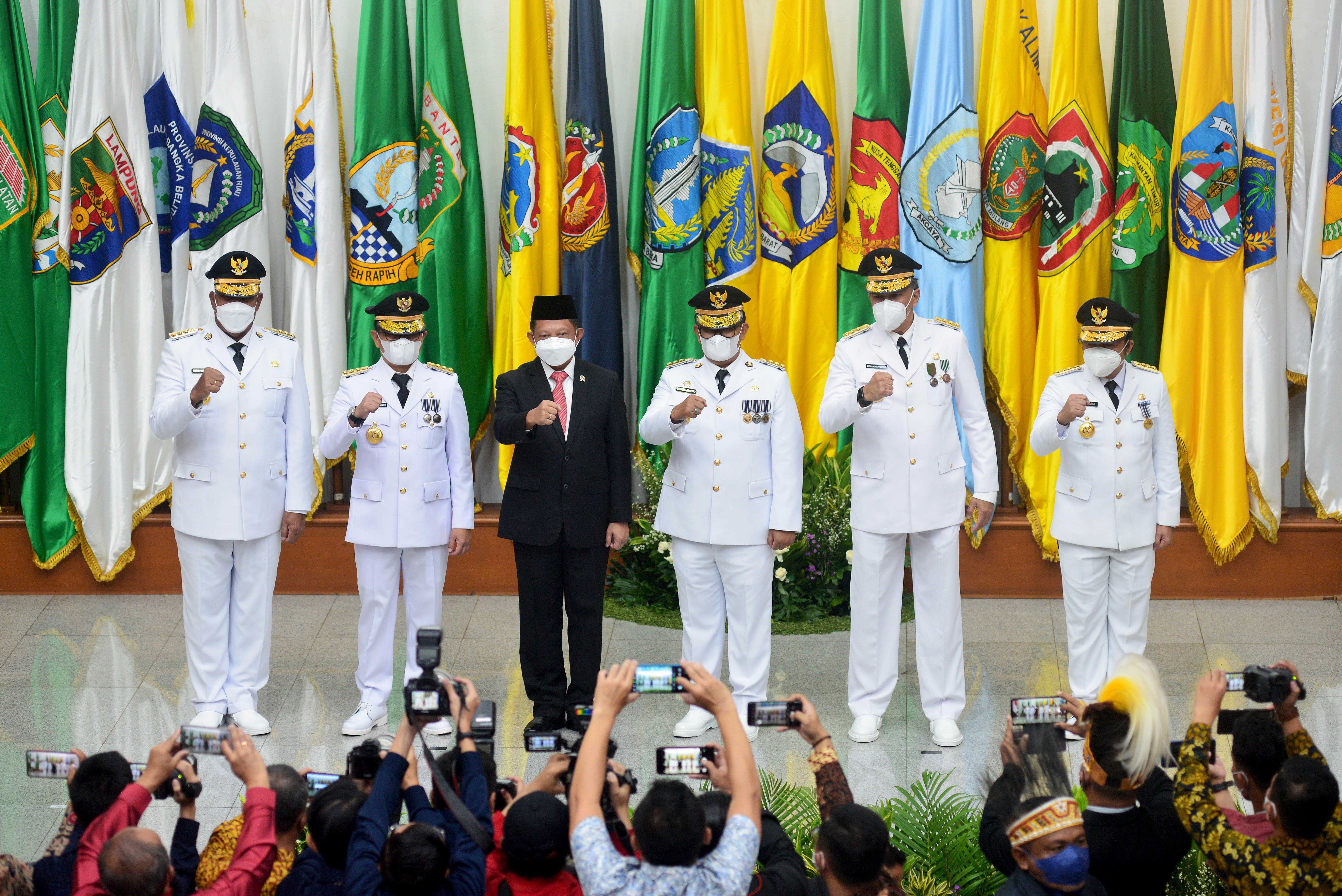 Menteri Dalam Negeri Tito Karnavian (tengahi) berfoto bersama dengan para penjabat gubernur.