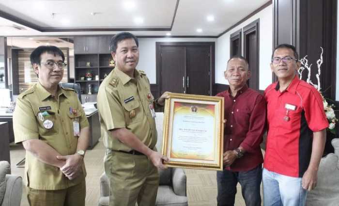 Wakil Gubernur Sulut  Steven OE Kandouw menerima penghargaan dari PWI Pusat yang diserahkan Ketua PWI Sulut Voucke Lontaan