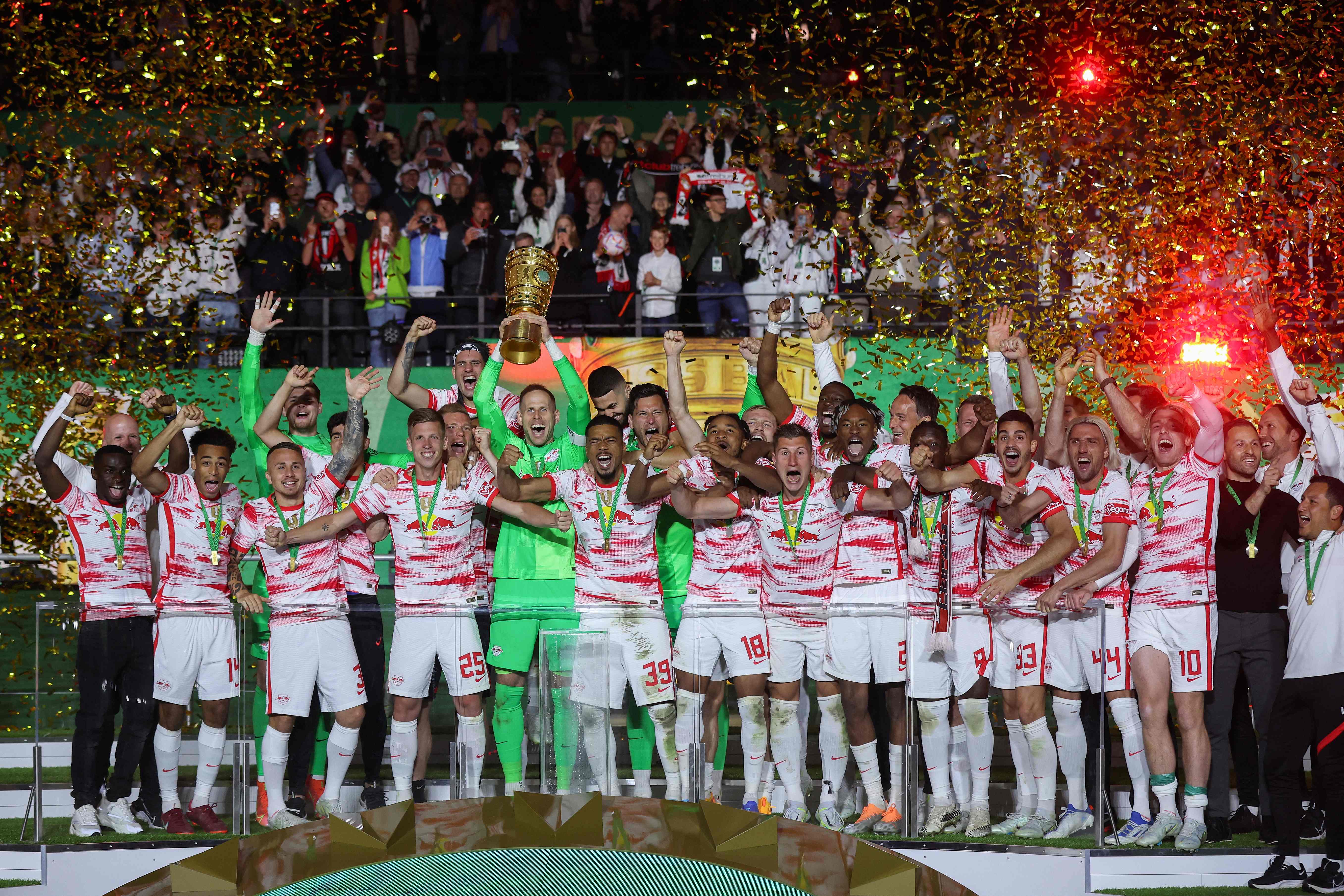 Para pemain RB Leipzig melakukan selebrasi usai menerima trofi DFB Pokal setelah mengalahklan Freiburg lewat adu penalti di laga final.
