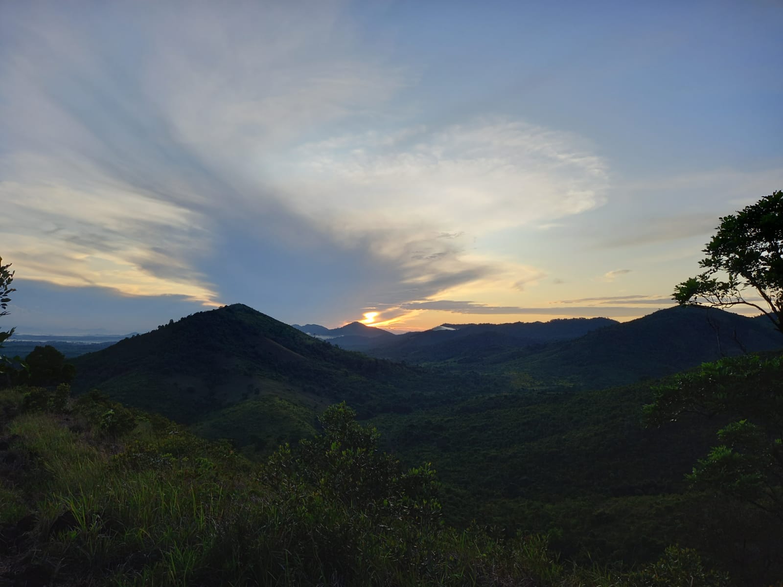 Hamparan keindahan alam di  perbukitan kawasan Taman Hutan Raya (Tahura) Sultan Adam
