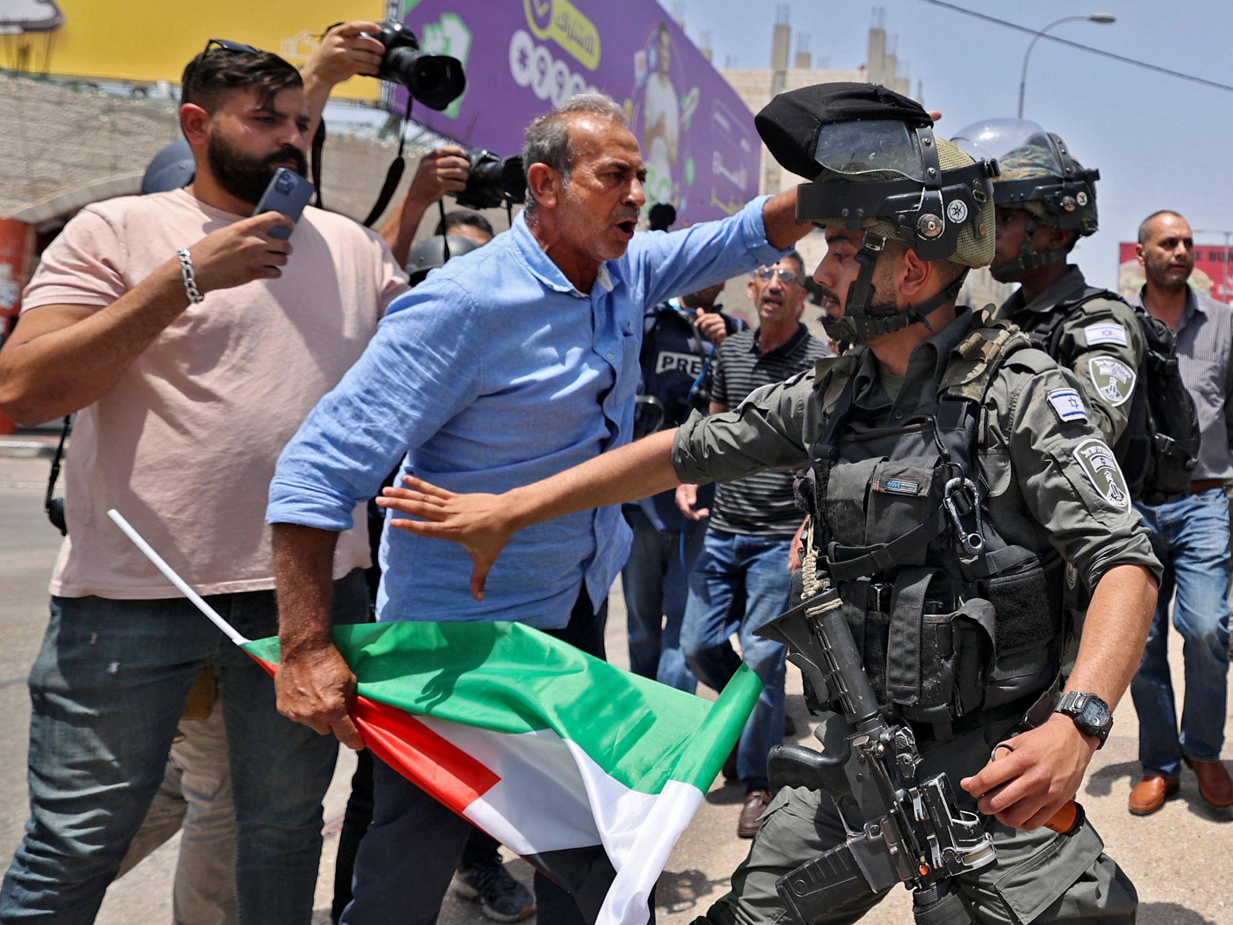 Tentara Israel Tembak Remaja Palestina yang Lempar Batu