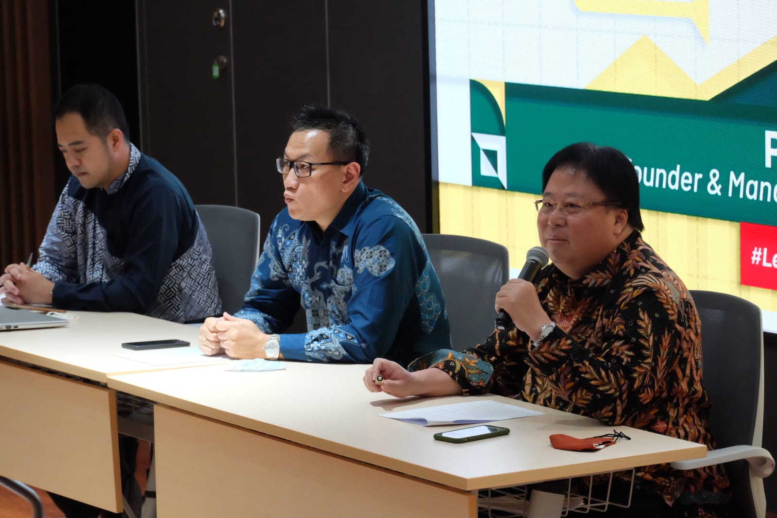 Ketua Panitia Leaders Talk Unpar, Doddi Yudianto (tengah) didampingi Ketua IKA Unpar  Ivan Sadik (kanan).