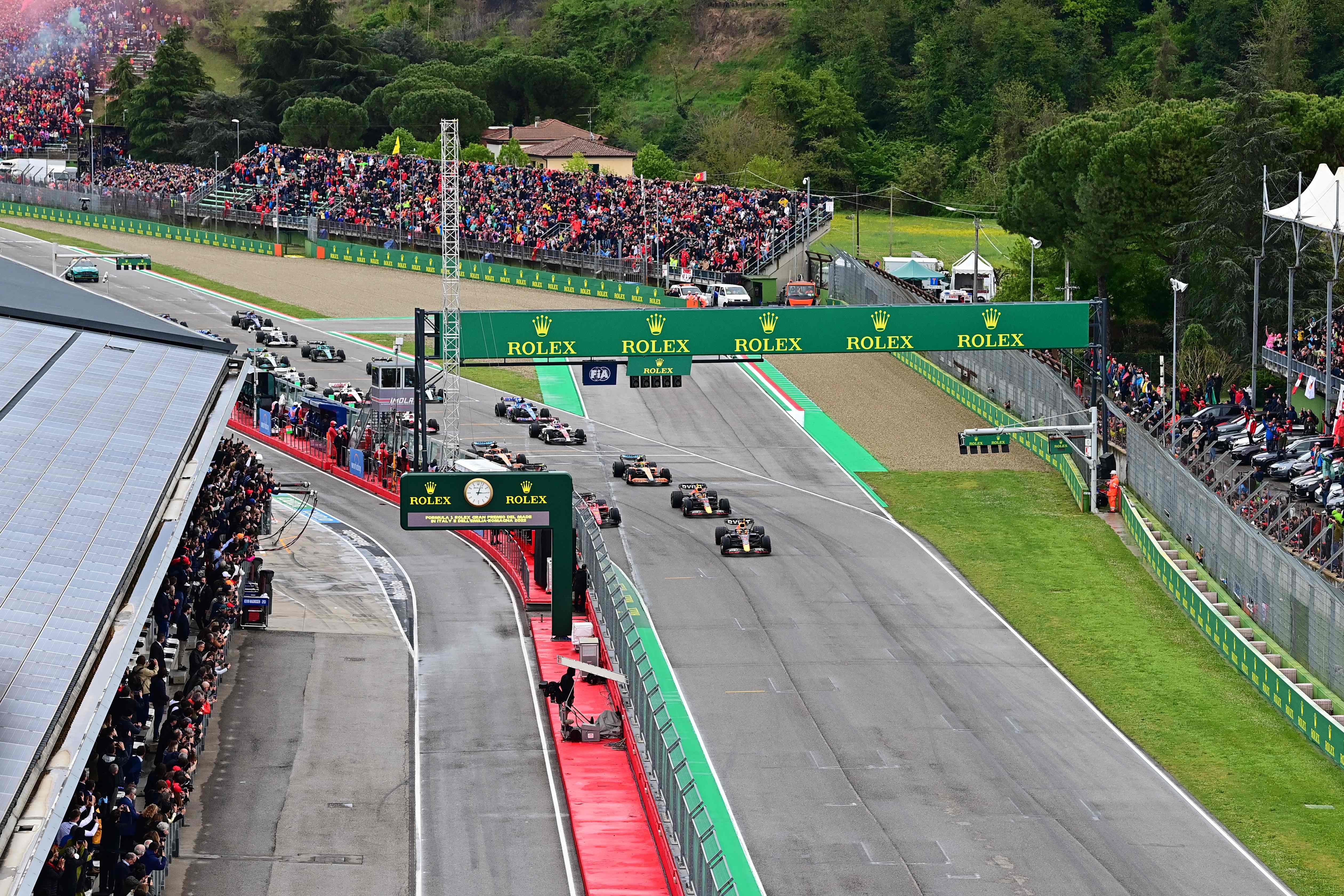 Aksi para pembalap Formula 1 di GP Emilia Romagna di Sirkuit Imola, Italia.