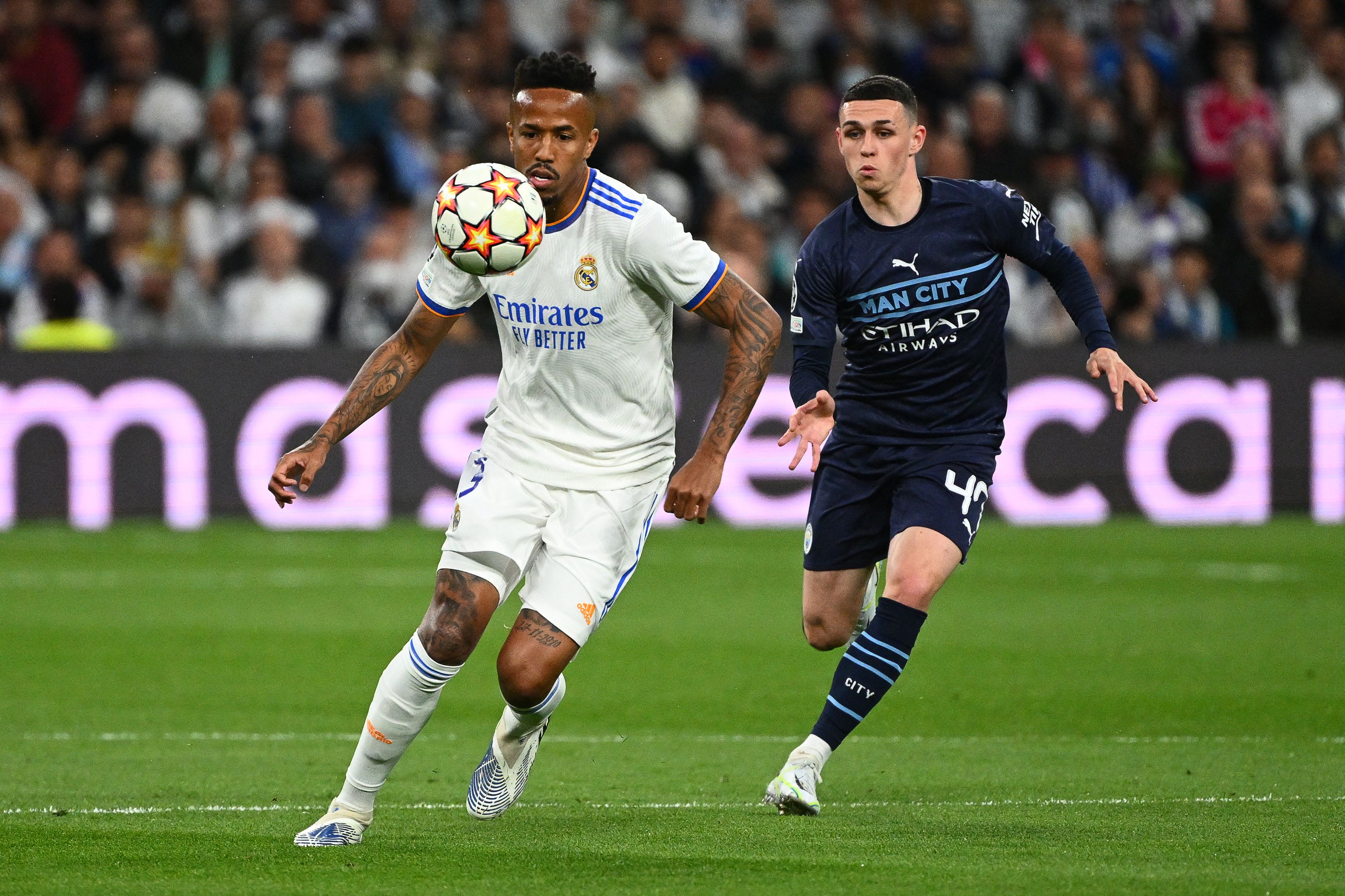 Bek Real Madrid Eder Militao (kiri)