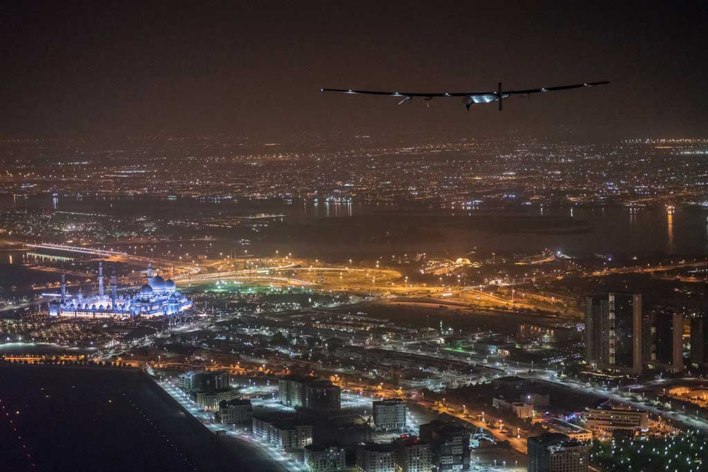 Pesawat Solar Impulse 2 saat terbang di atas Bandara Abu Dhabi, Uni Emirat Arab, pada 2016